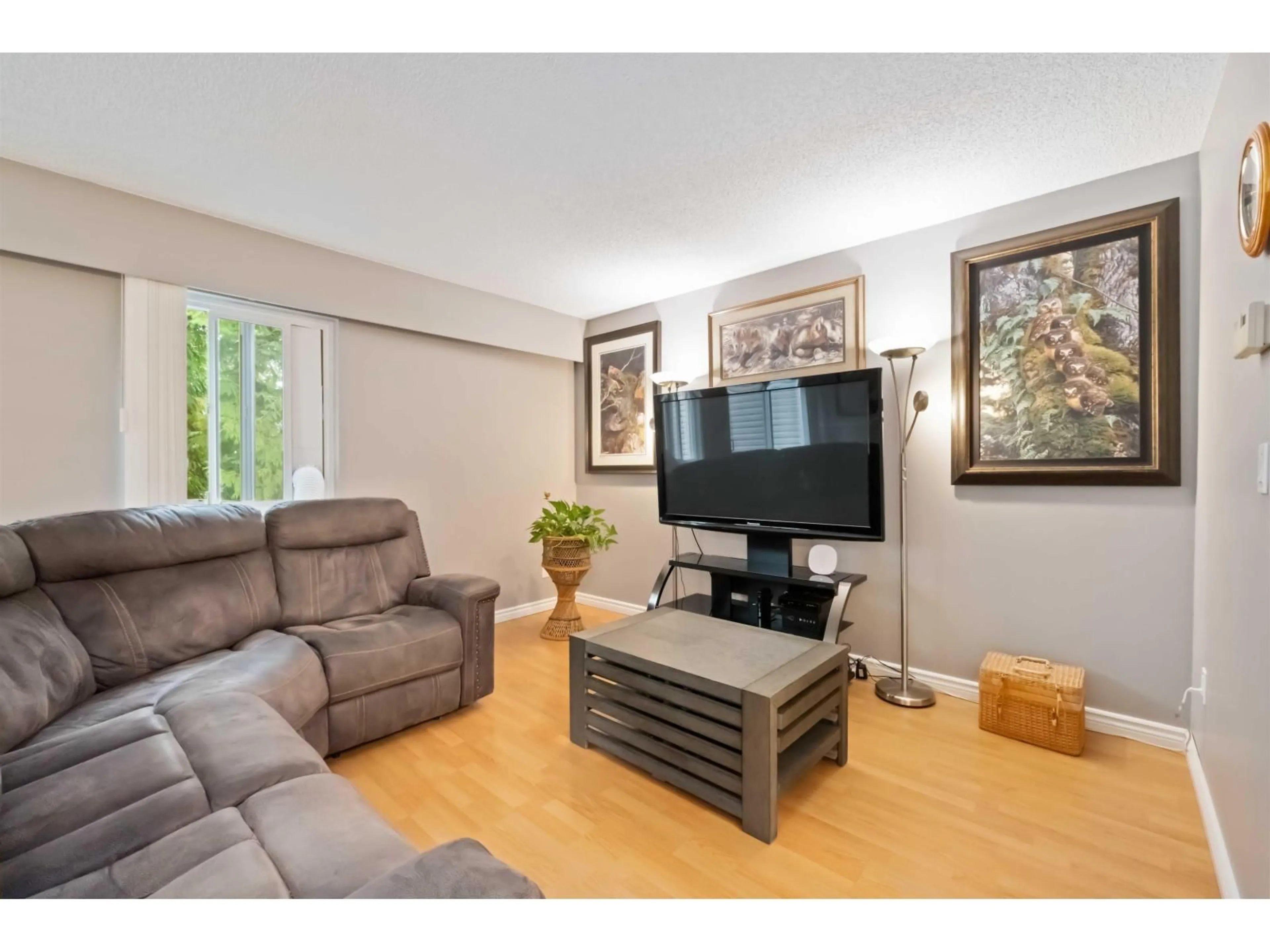 Living room with furniture, wood/laminate floor for 26 - 9389 121, Surrey British Columbia V3V6B9