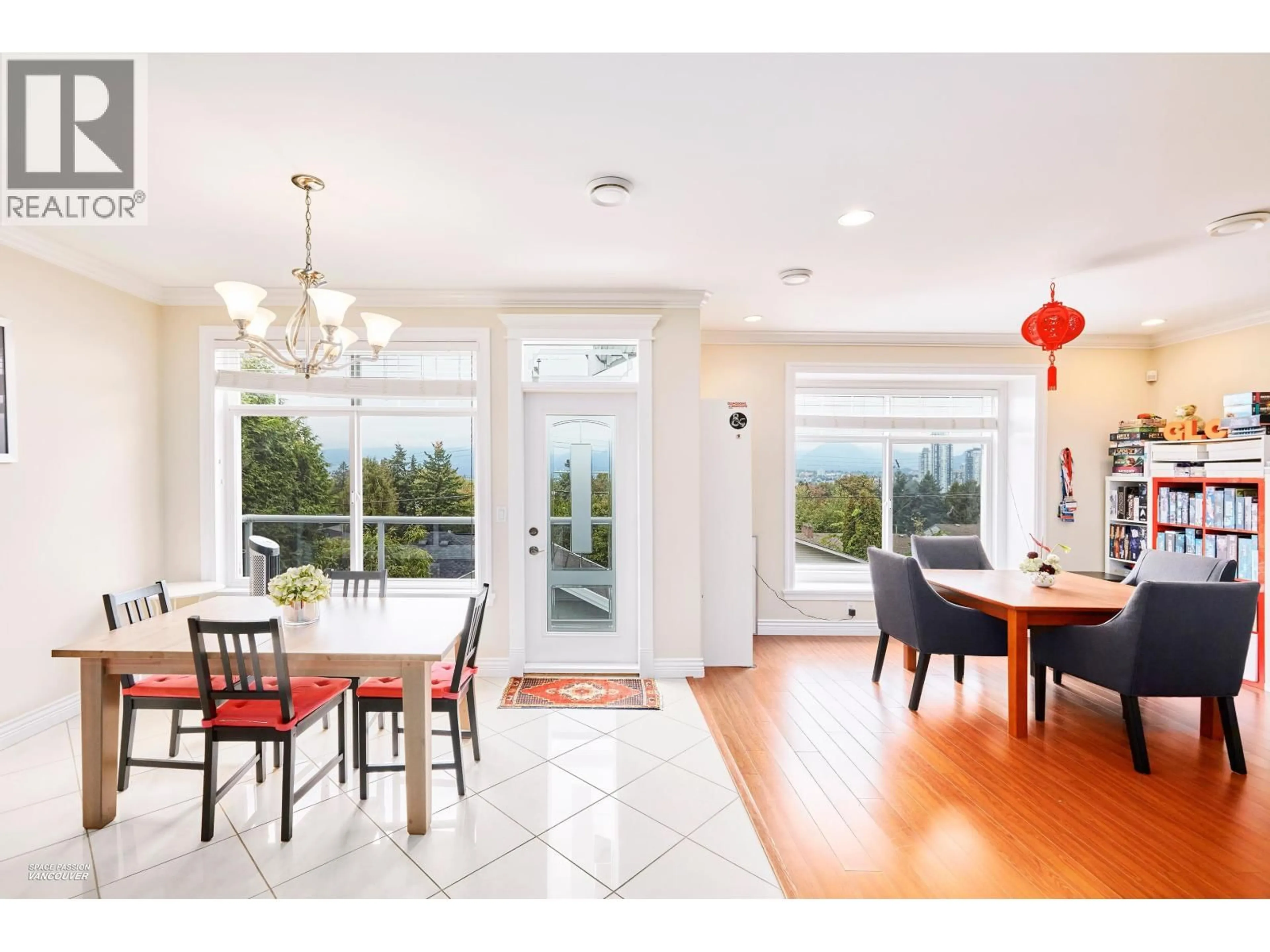 Dining room, ceramic/tile floor for 3937 ELMWOOD STREET, Burnaby British Columbia V5G1R9