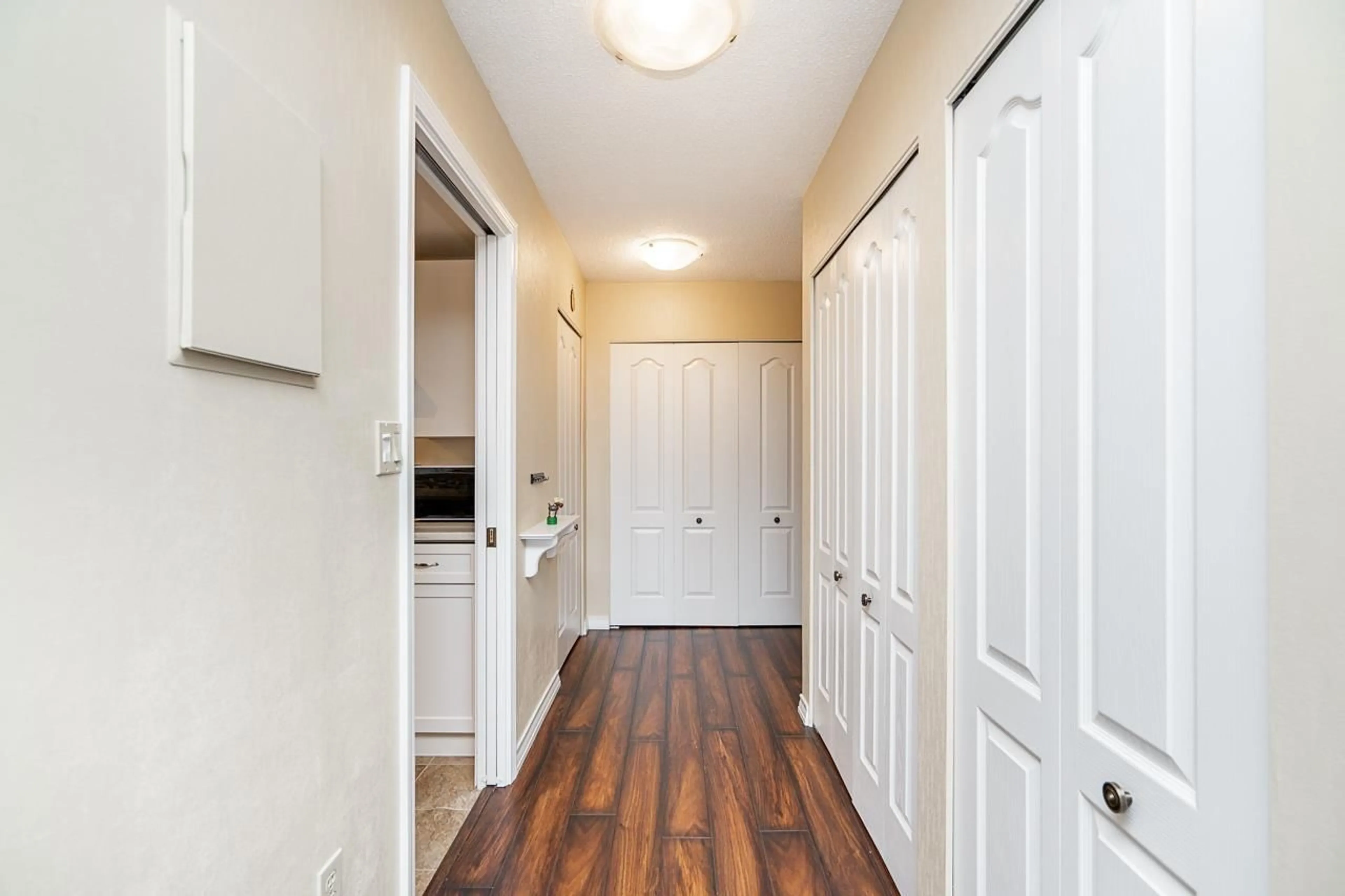 Indoor entryway for 502 - 15111 RUSSELL, White Rock British Columbia V4B2P4