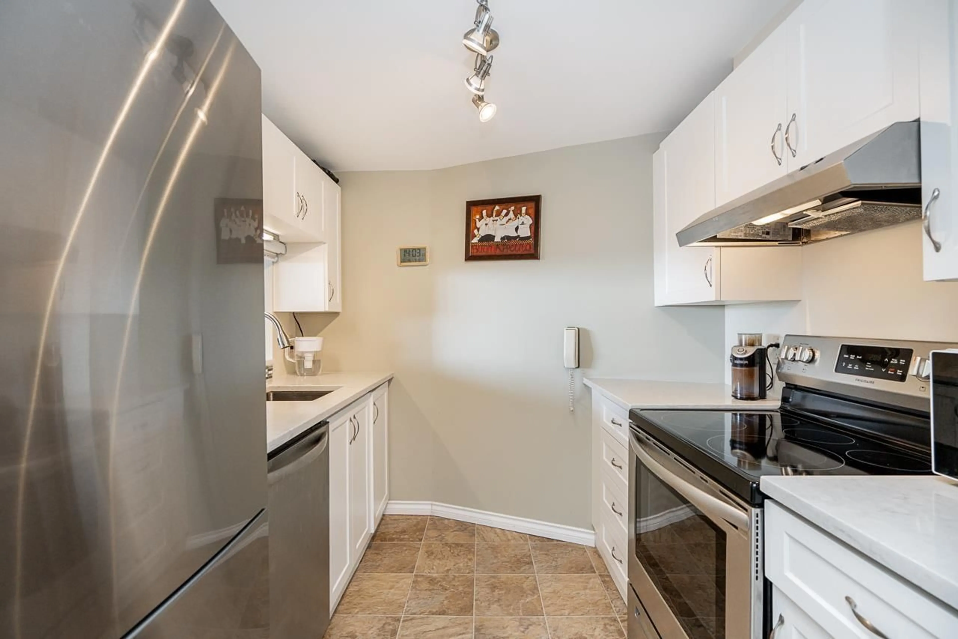 Standard kitchen, unknown for 502 - 15111 RUSSELL, White Rock British Columbia V4B2P4
