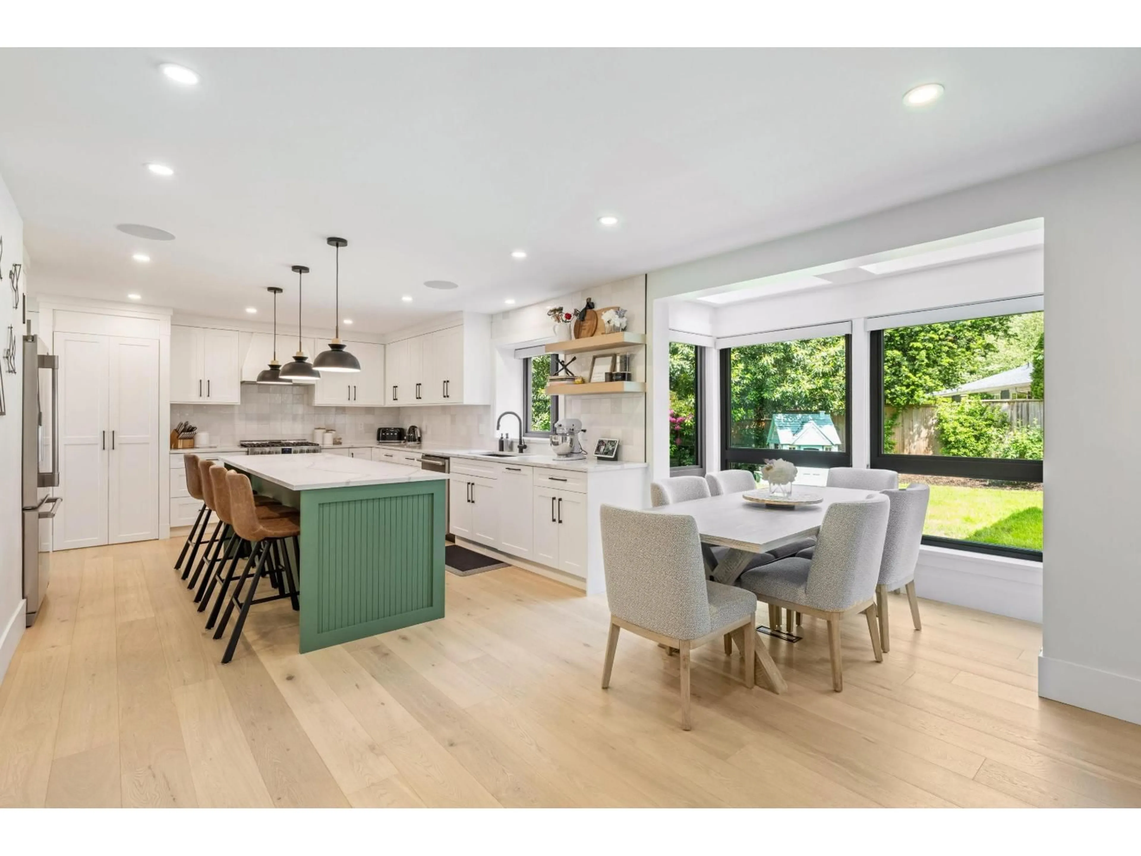 Open concept kitchen, unknown for 12685 20TH, Surrey British Columbia V4A6J3