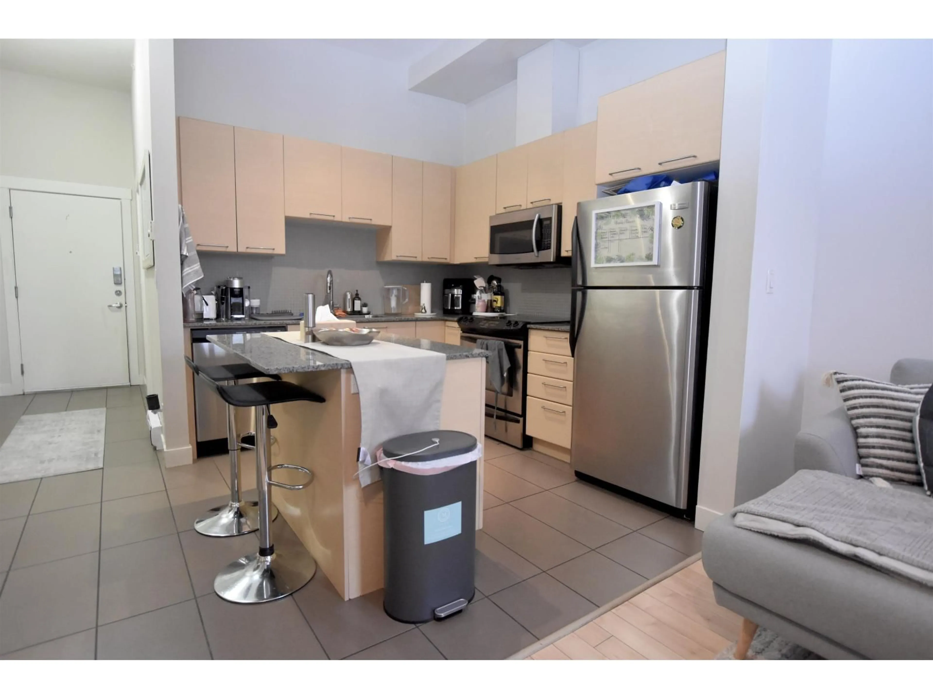 Standard kitchen, unknown for 401 - 10822 CITY, Surrey British Columbia V3T5X9