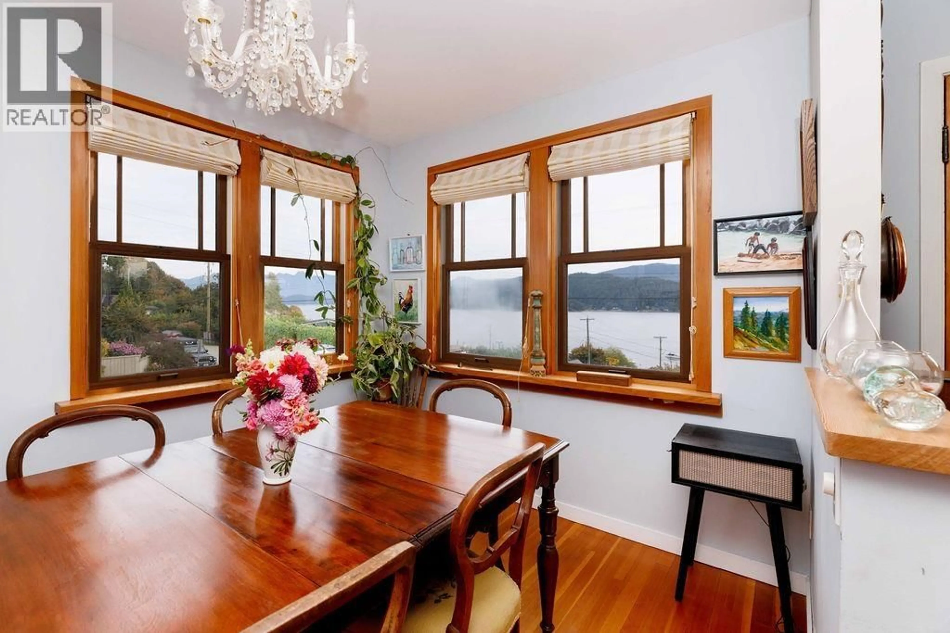 Dining room, wood/laminate floor for 589 SEAVIEW ROAD, Gibsons British Columbia V0N1V9