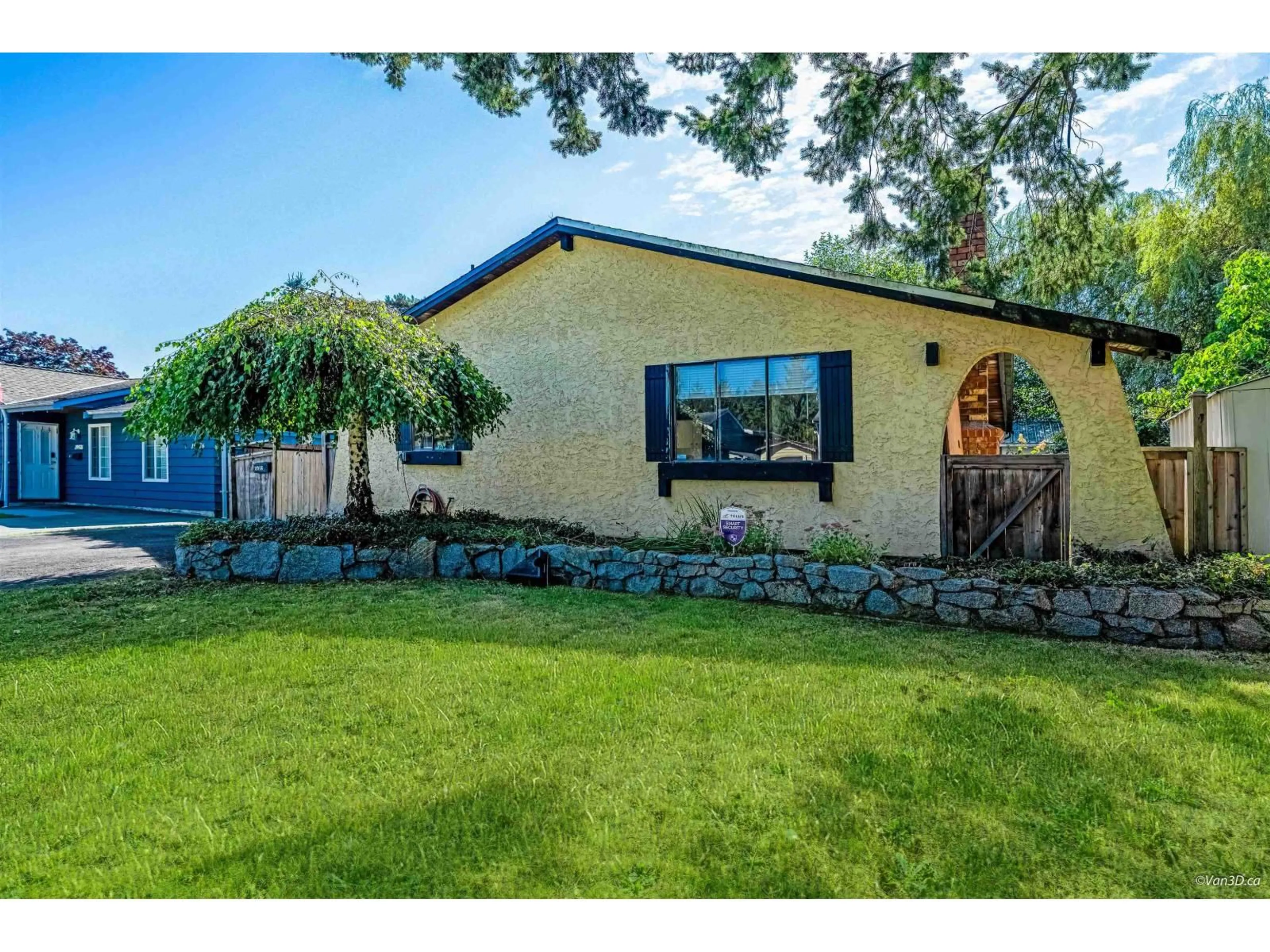A pic from outside/outdoor area/front of a property/back of a property/a pic from drone, unknown for 19966 52, Langley British Columbia V3A6T1