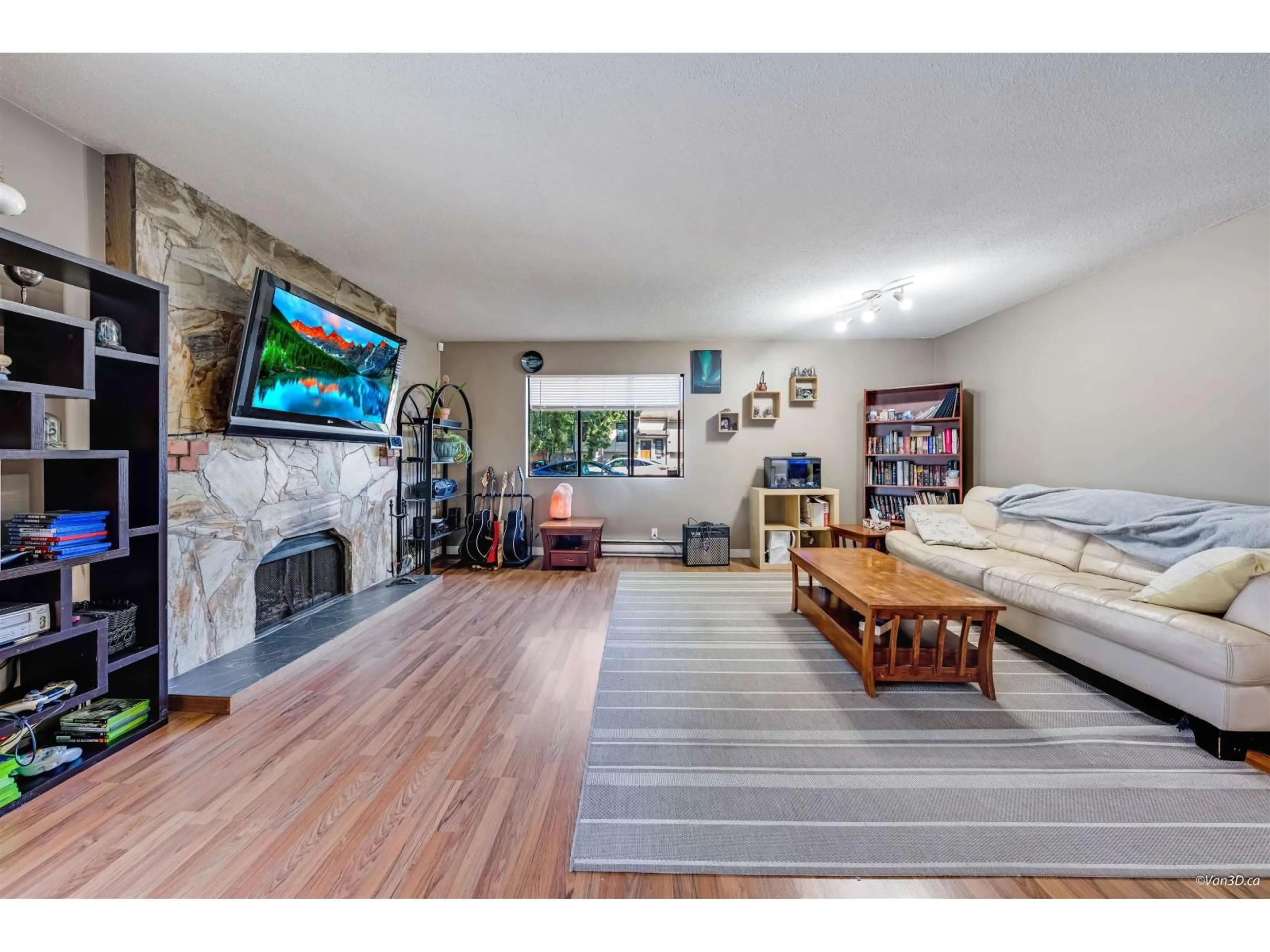 Living room with furniture, wood/laminate floor for 19966 52, Langley British Columbia V3A6T1