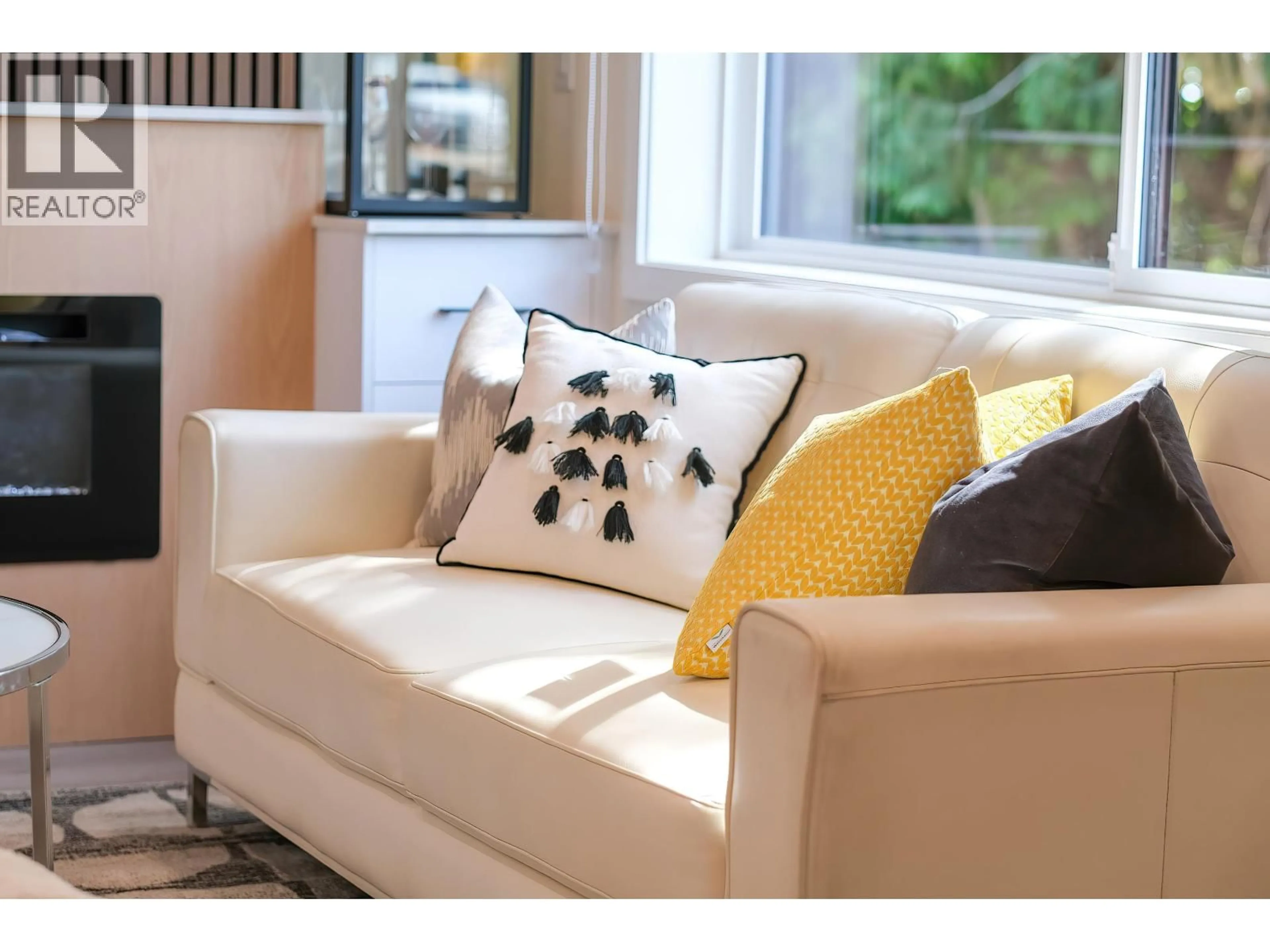 Living room with furniture, unknown for 7620 GILLEY AVENUE, Burnaby British Columbia V5J4X8