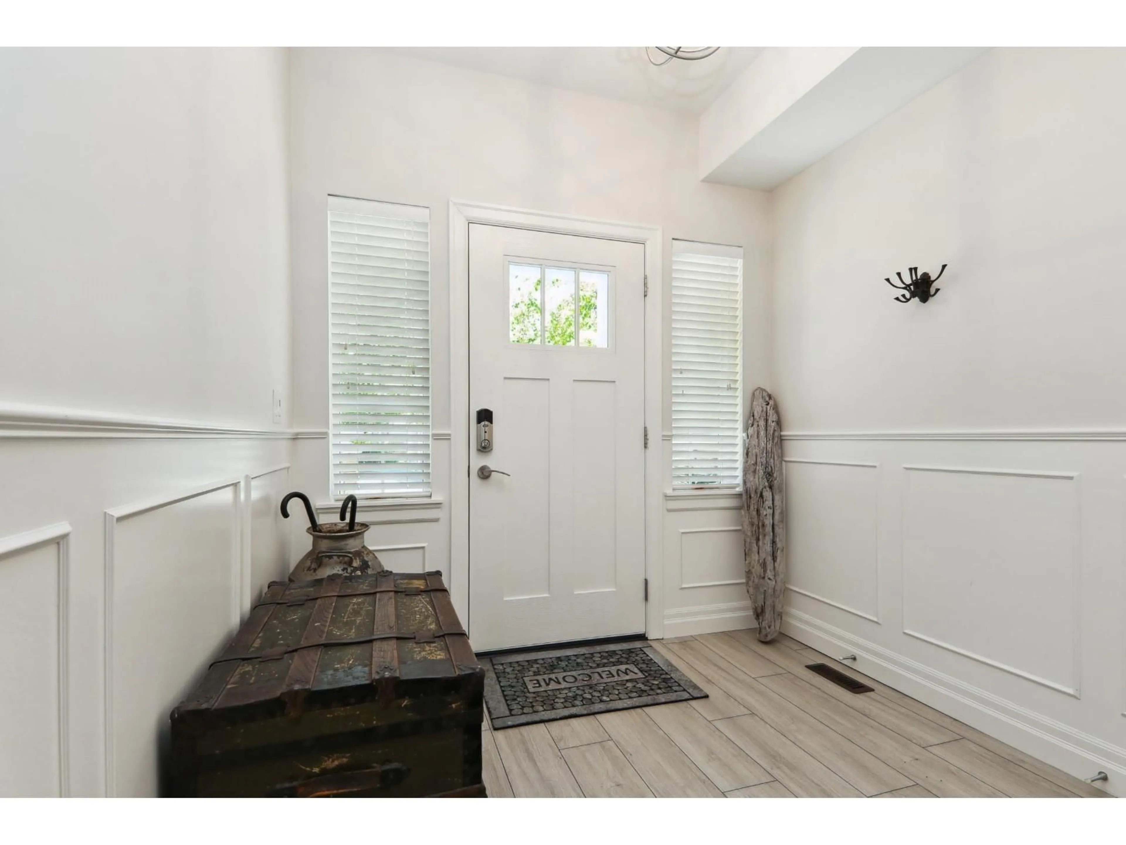 Indoor entryway for B - 46981 RUSSELL ROAD, Chilliwack British Columbia V2R4V7