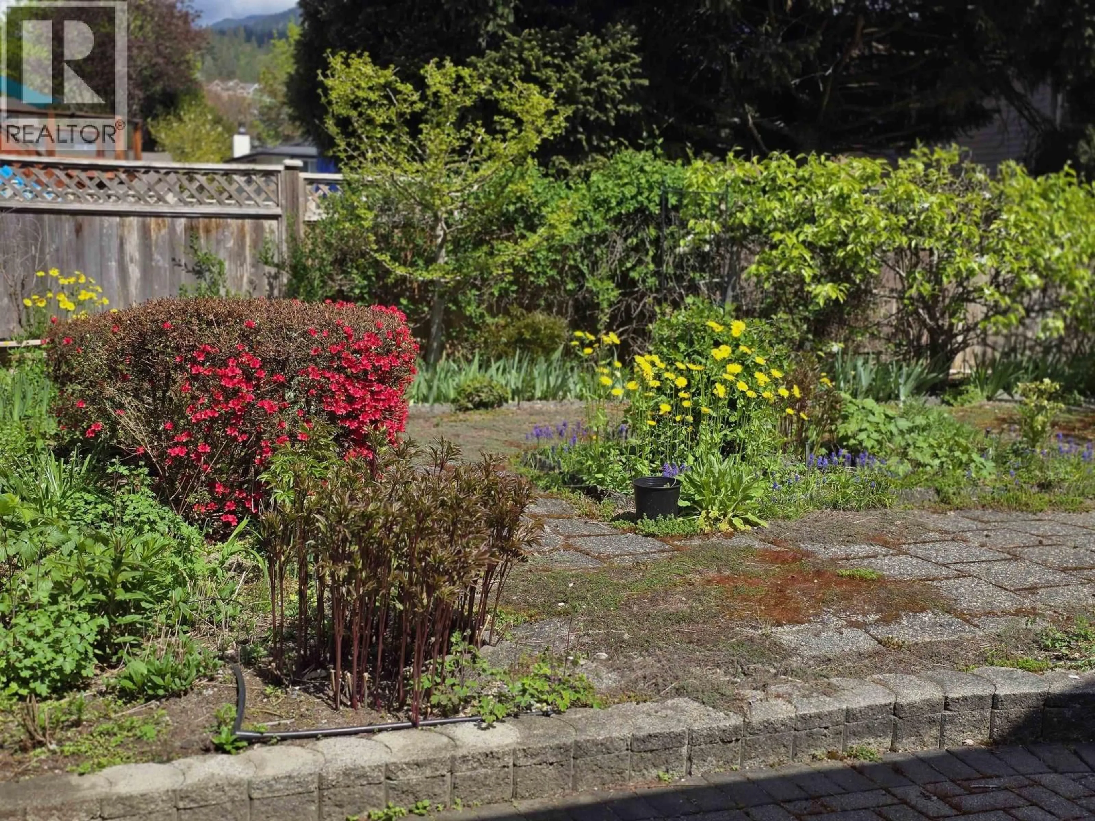 A pic from outside/outdoor area/front of a property/back of a property/a pic from drone, street for 1273 LYNWOOD AVENUE, Port Coquitlam British Columbia V3B6H1