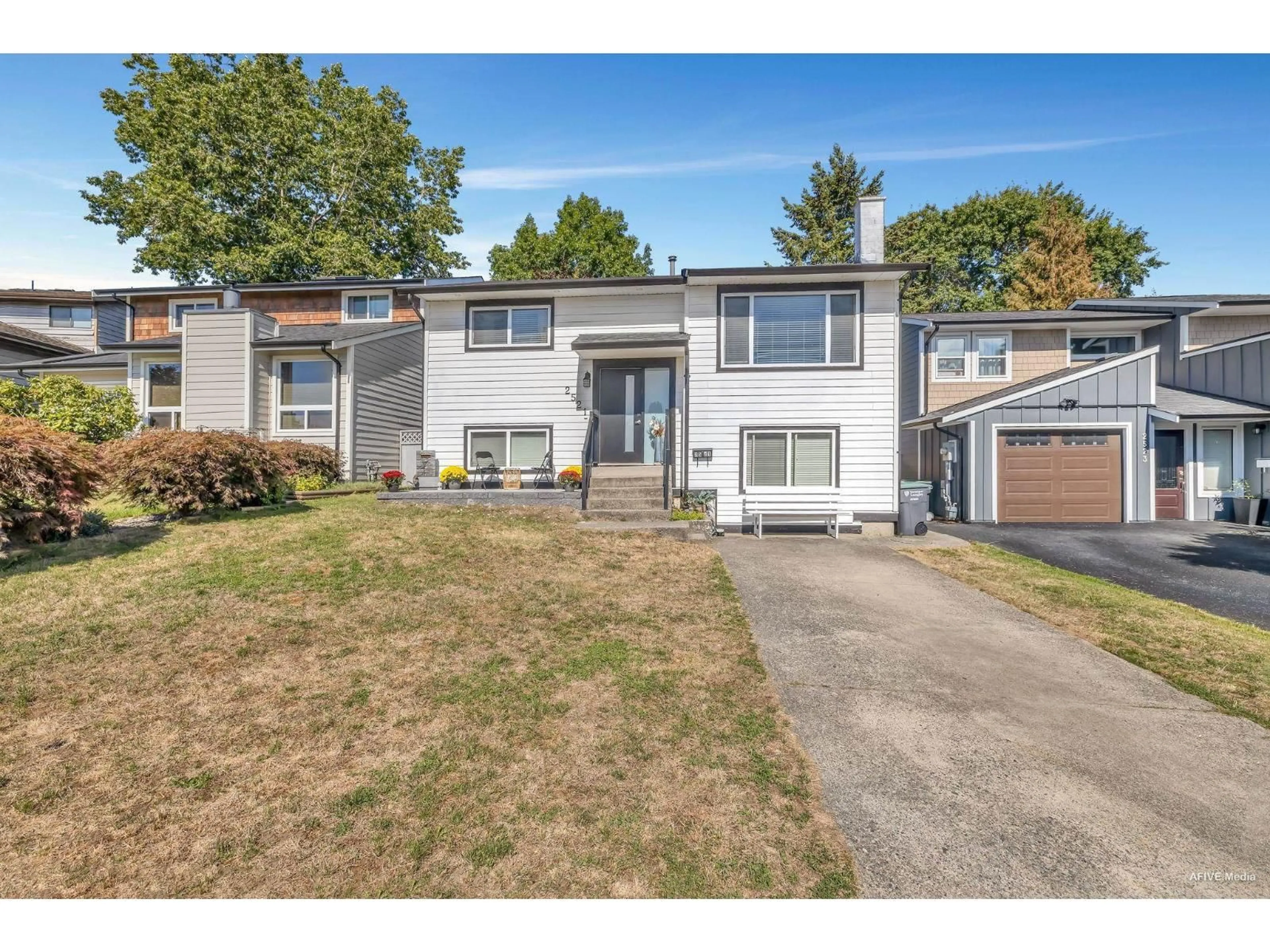 Home with vinyl exterior material, street for 2521 WILDING, Langley British Columbia V2Y1C8