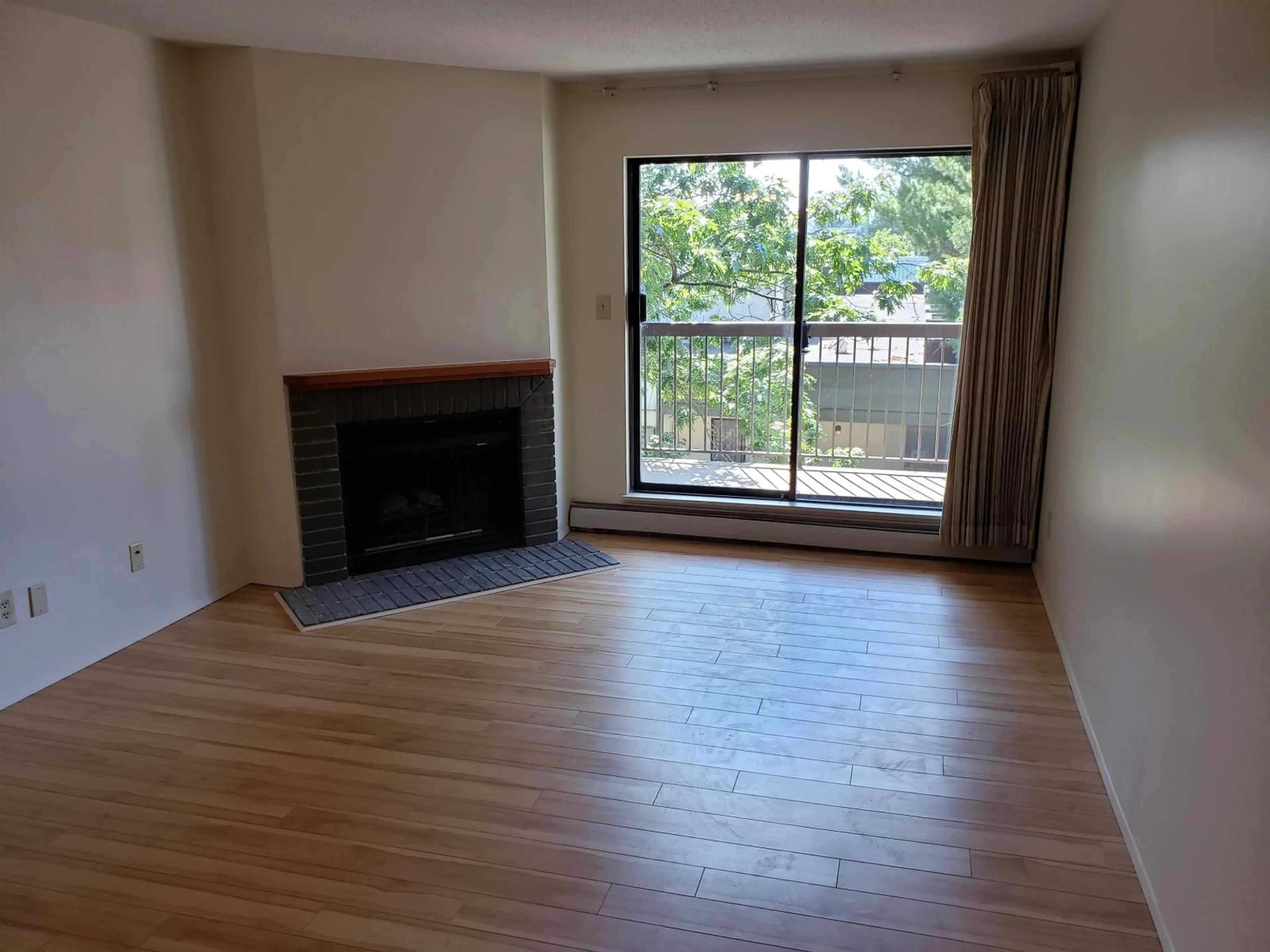 A pic of a room for 2203 - 13819 100, Surrey British Columbia V3T5L1