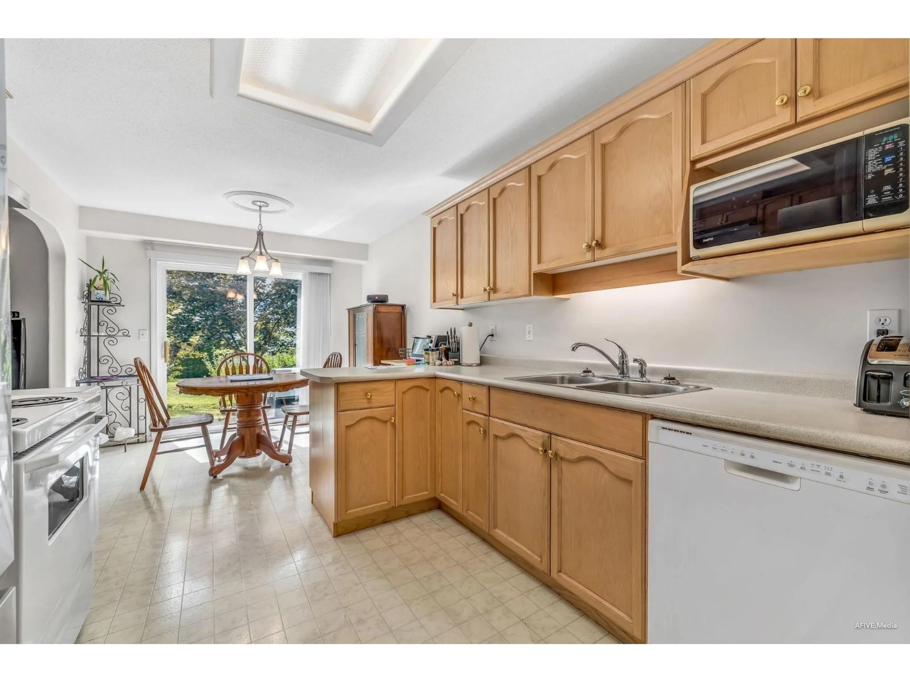 Standard kitchen, ceramic/tile floor for 101 - 46360 VALLEYVIEW ROAD, Chilliwack British Columbia V2R5L7