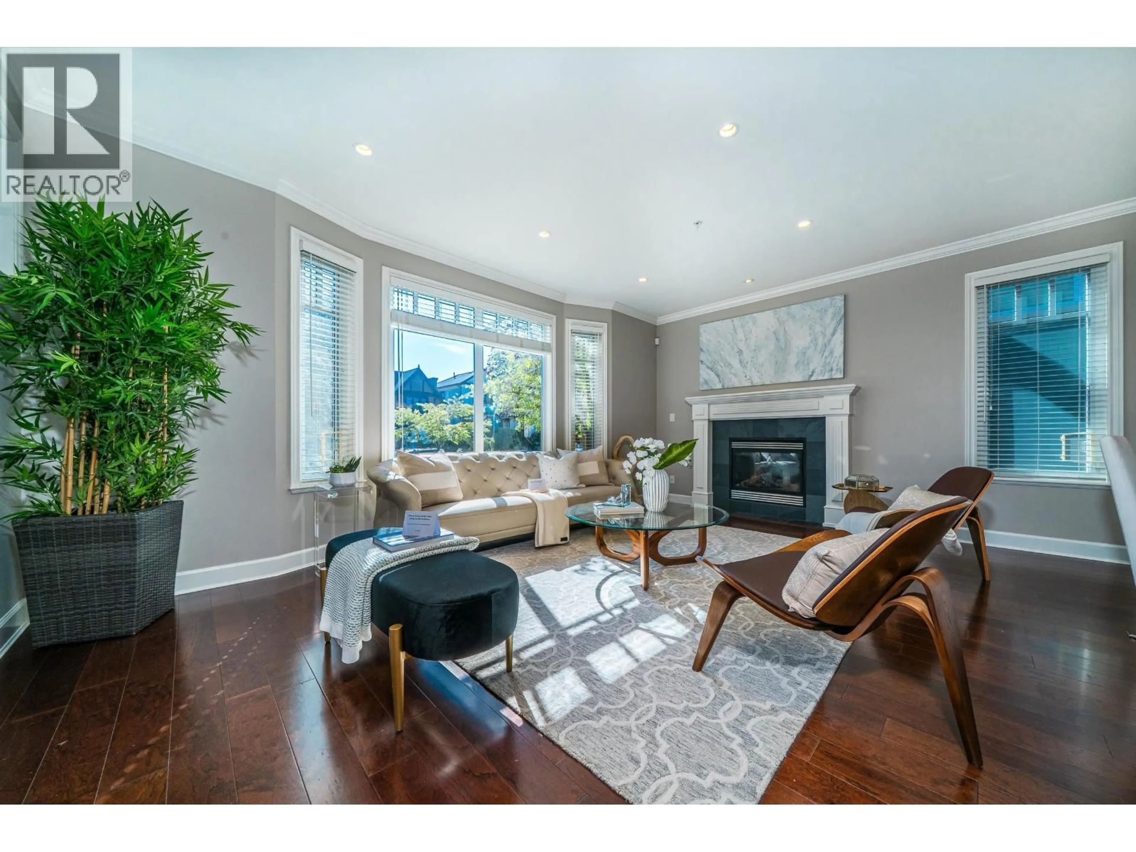 Living room with furniture, wood/laminate floor for 4633 7TH AVENUE, Vancouver British Columbia V6R1X4