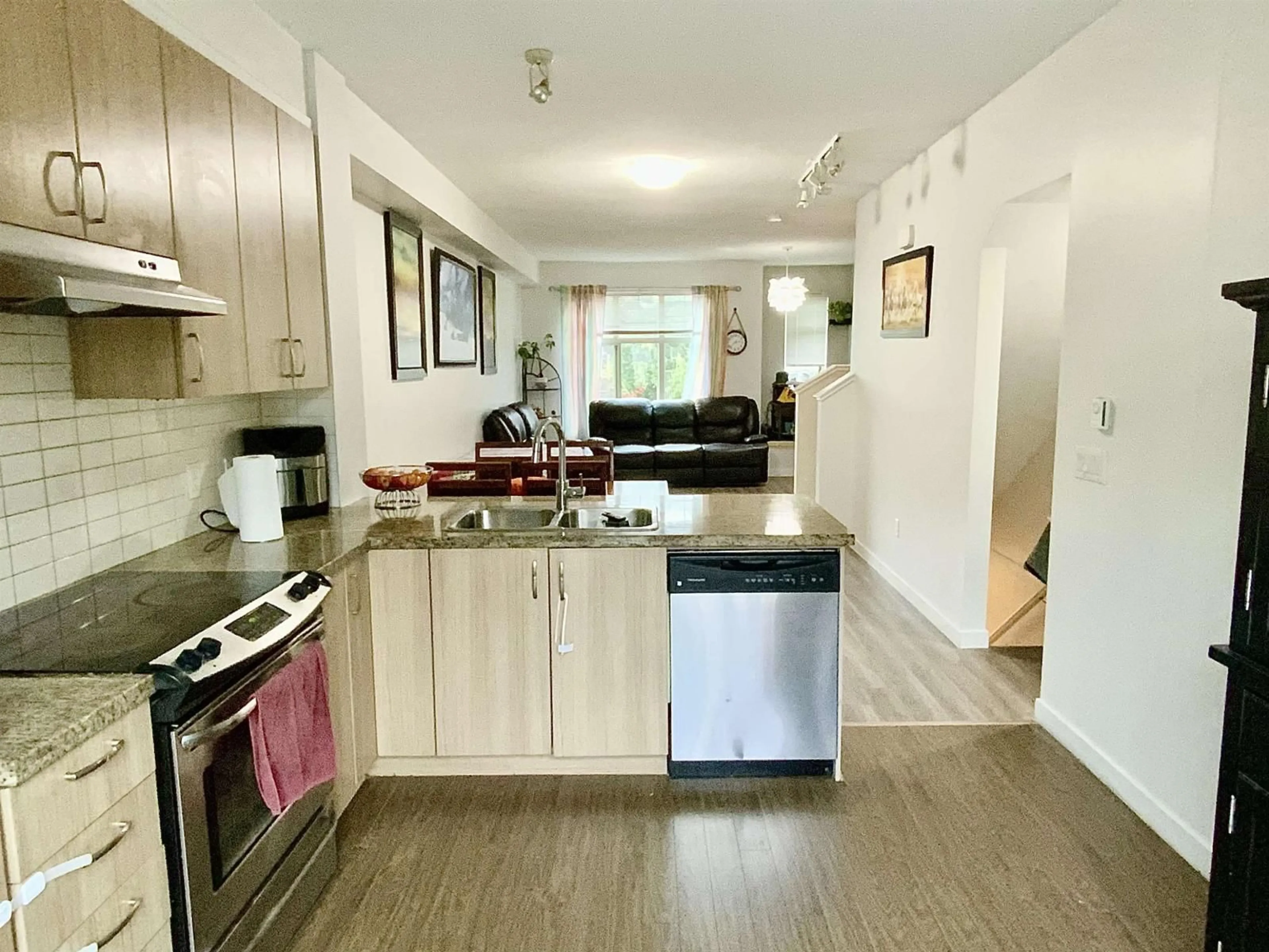 Open concept kitchen, wood/laminate floor for 26 - 31125 WESTRIDGE, Abbotsford British Columbia V2T0B9