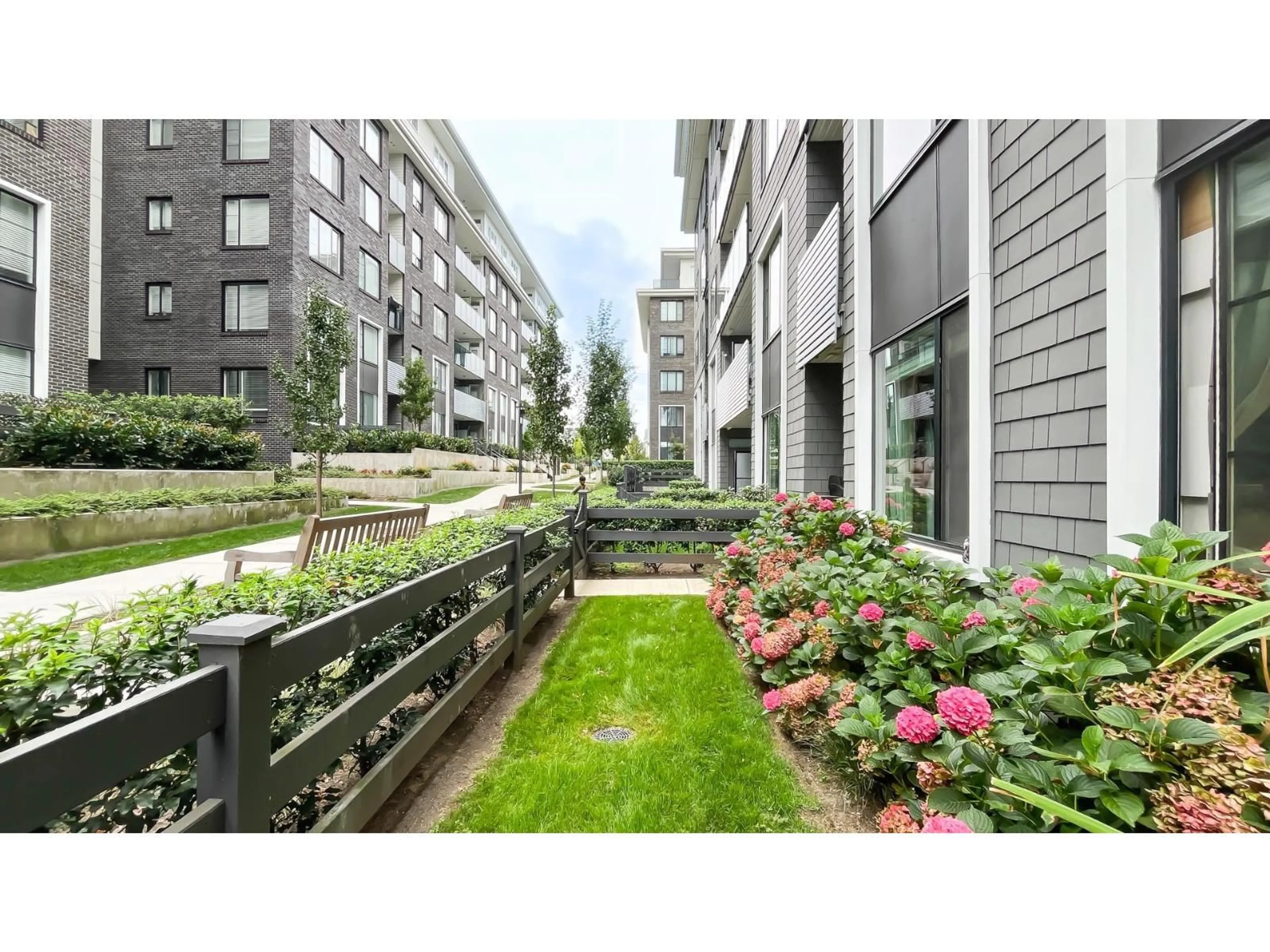 Patio, street for 105 - 15825 85, Surrey British Columbia V4N6W9