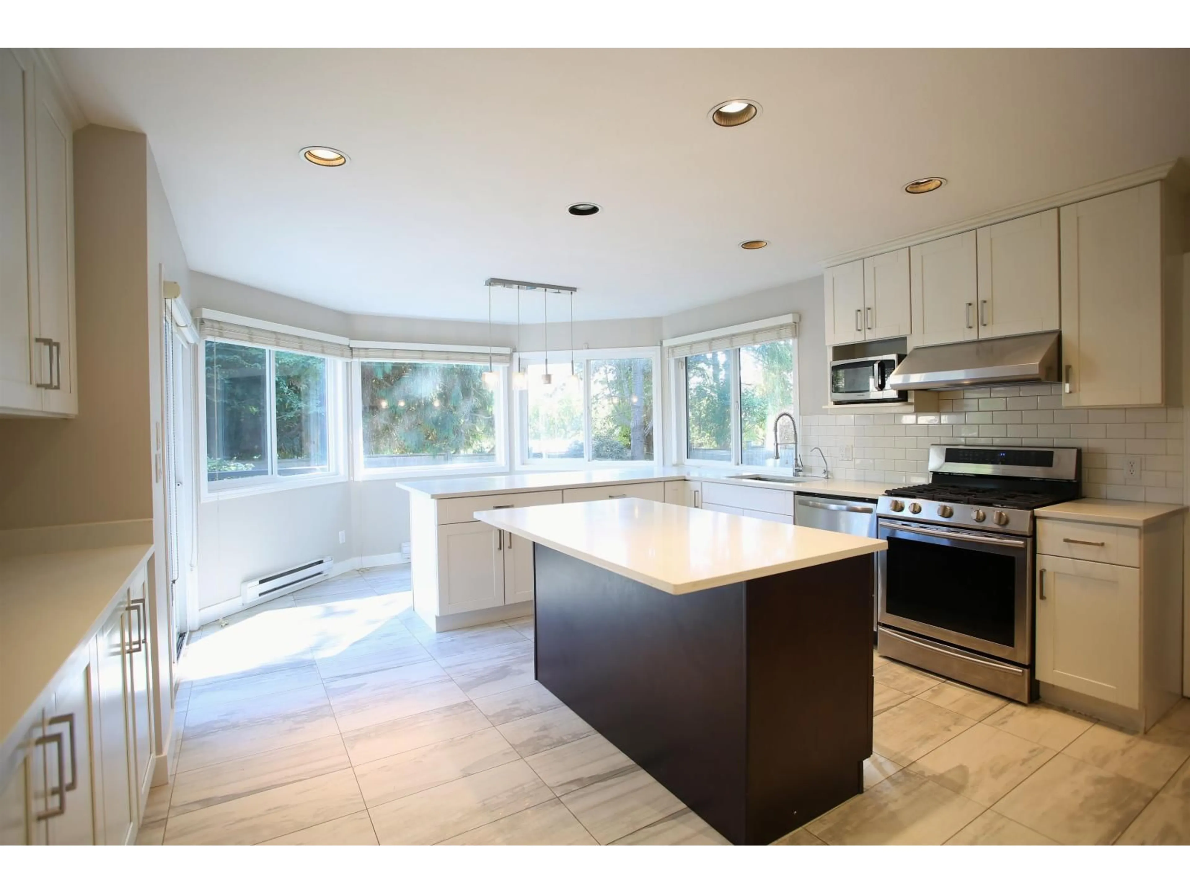 Open concept kitchen, ceramic/tile floor for 13572 14A, Surrey British Columbia V4A9E7