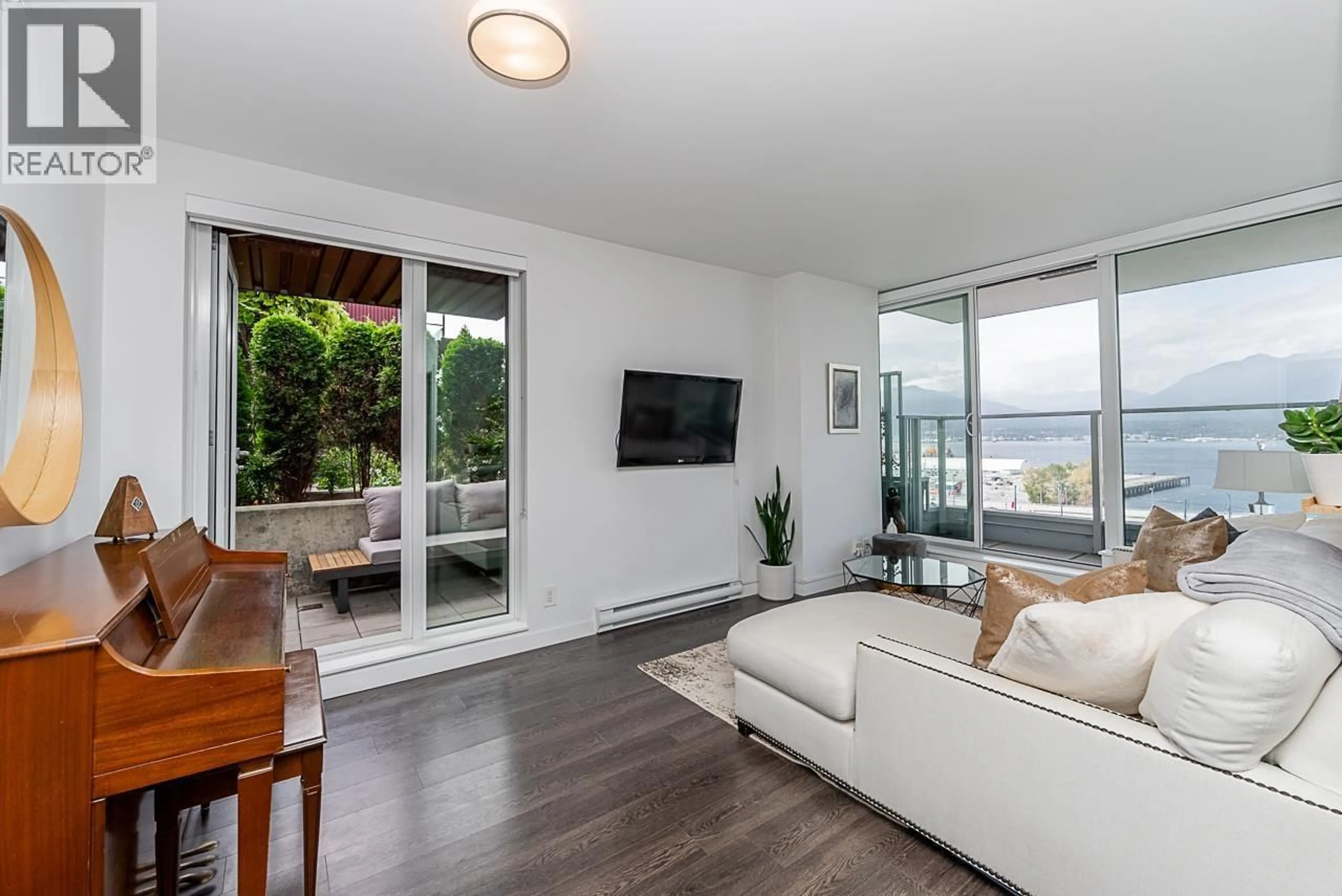 Living room with furniture, wood/laminate floor for 801 - 983 HASTINGS STREET, Vancouver British Columbia V6A0G9