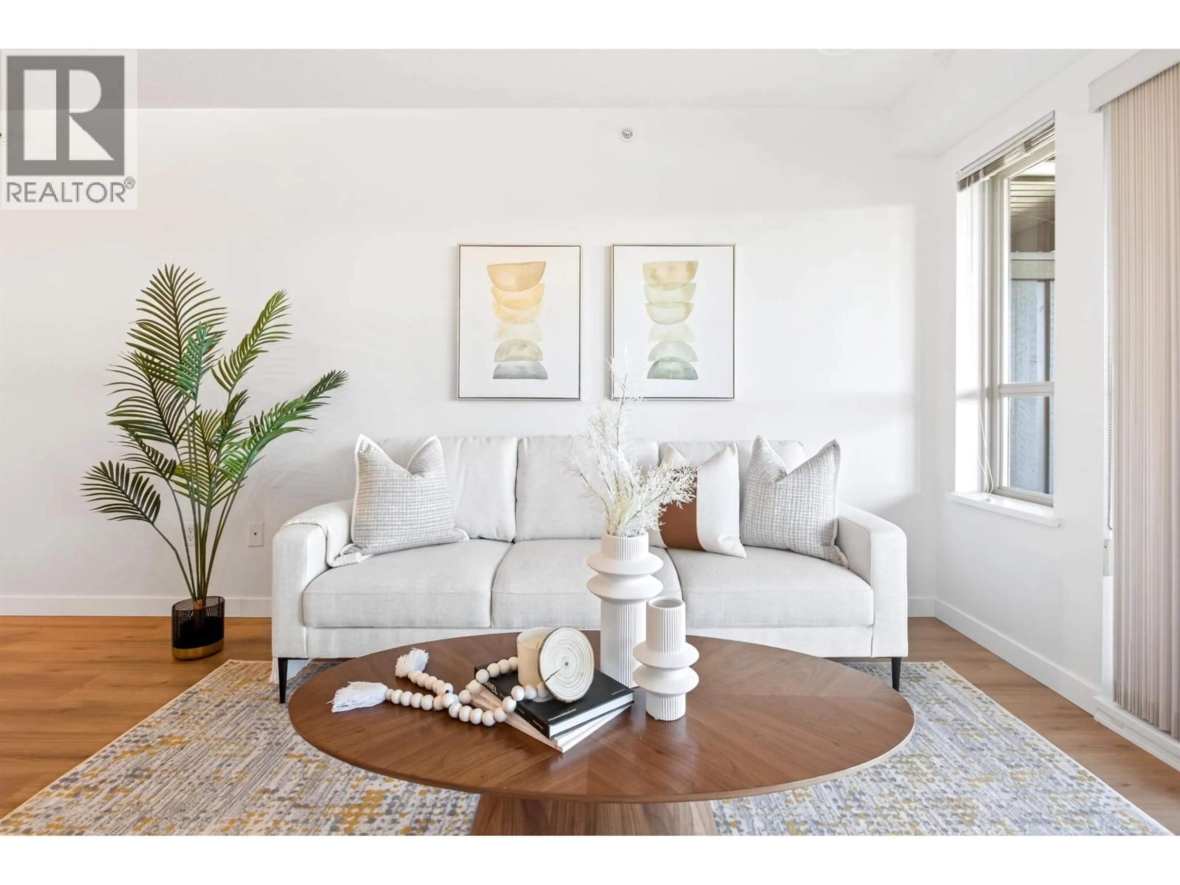 Living room with furniture, unknown for 411 - 3110 DAYANEE SPRINGS BOULEVARD, Coquitlam British Columbia V3E0B4