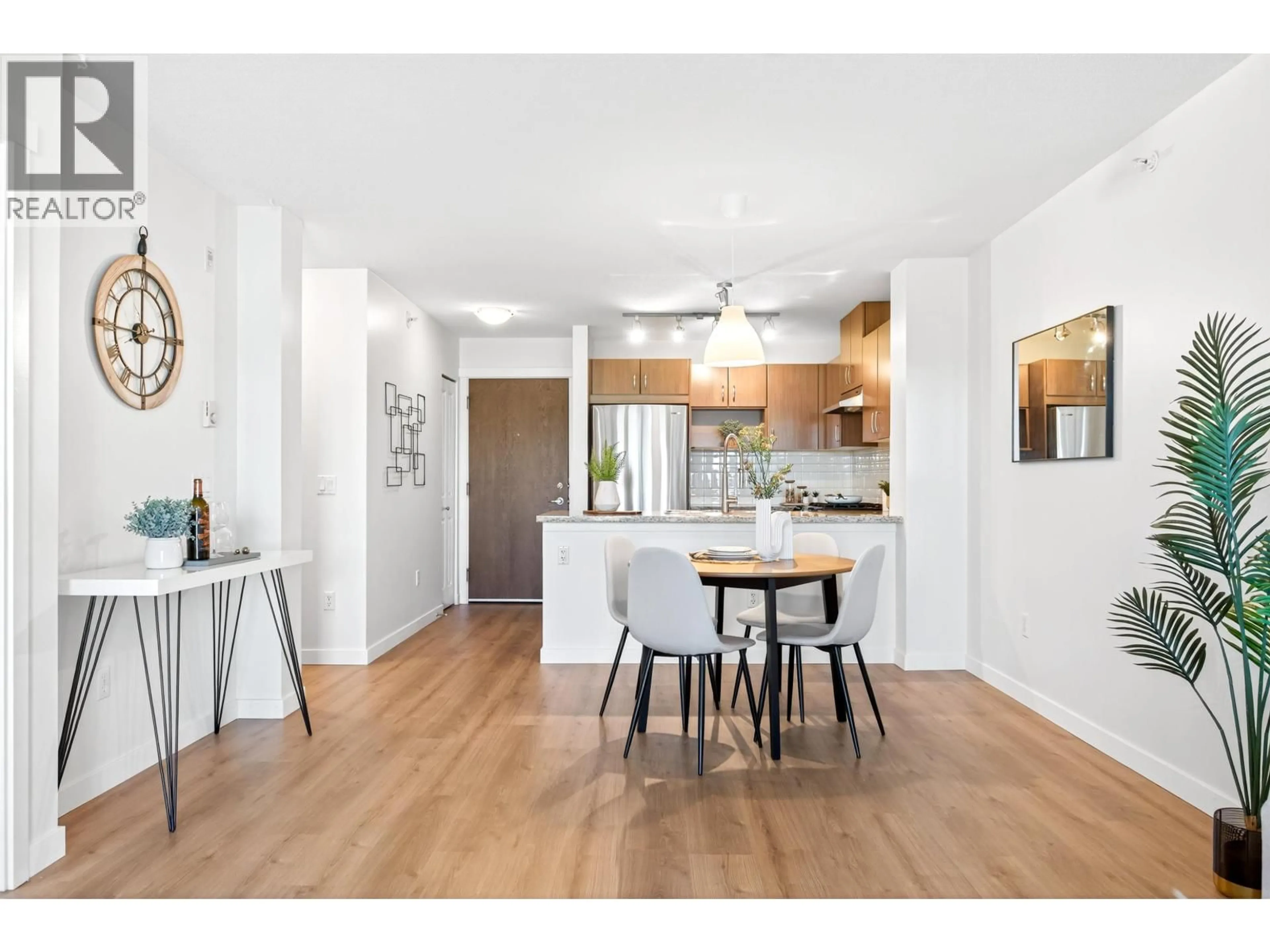 Open concept kitchen, wood/laminate floor for 411 - 3110 DAYANEE SPRINGS BOULEVARD, Coquitlam British Columbia V3E0B4