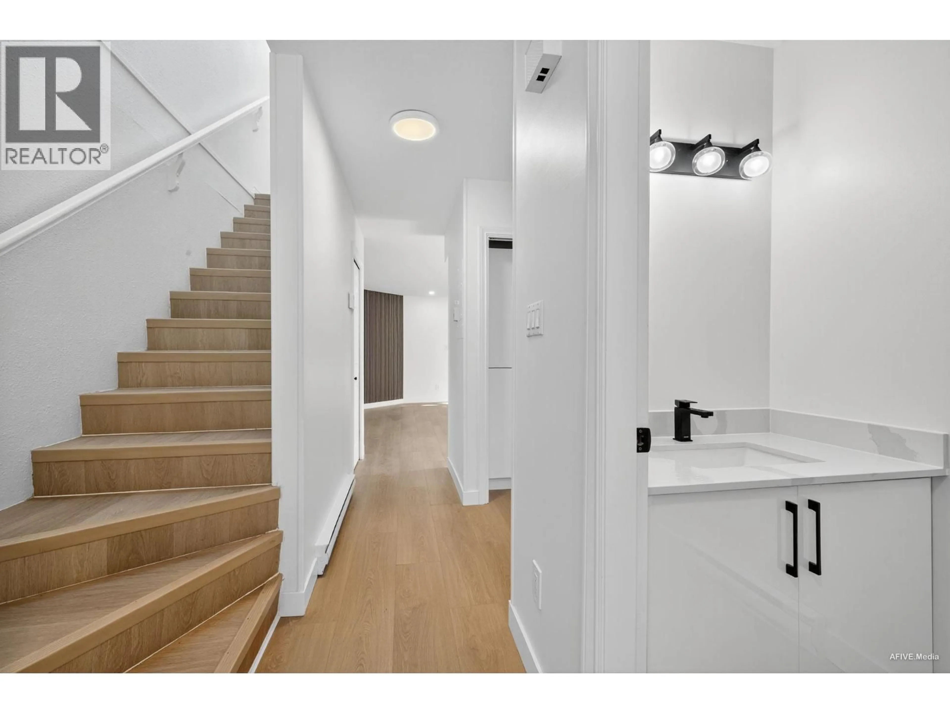 Indoor entryway for 35 - 6100 TIFFANY BOULEVARD, Richmond British Columbia V7C5A8