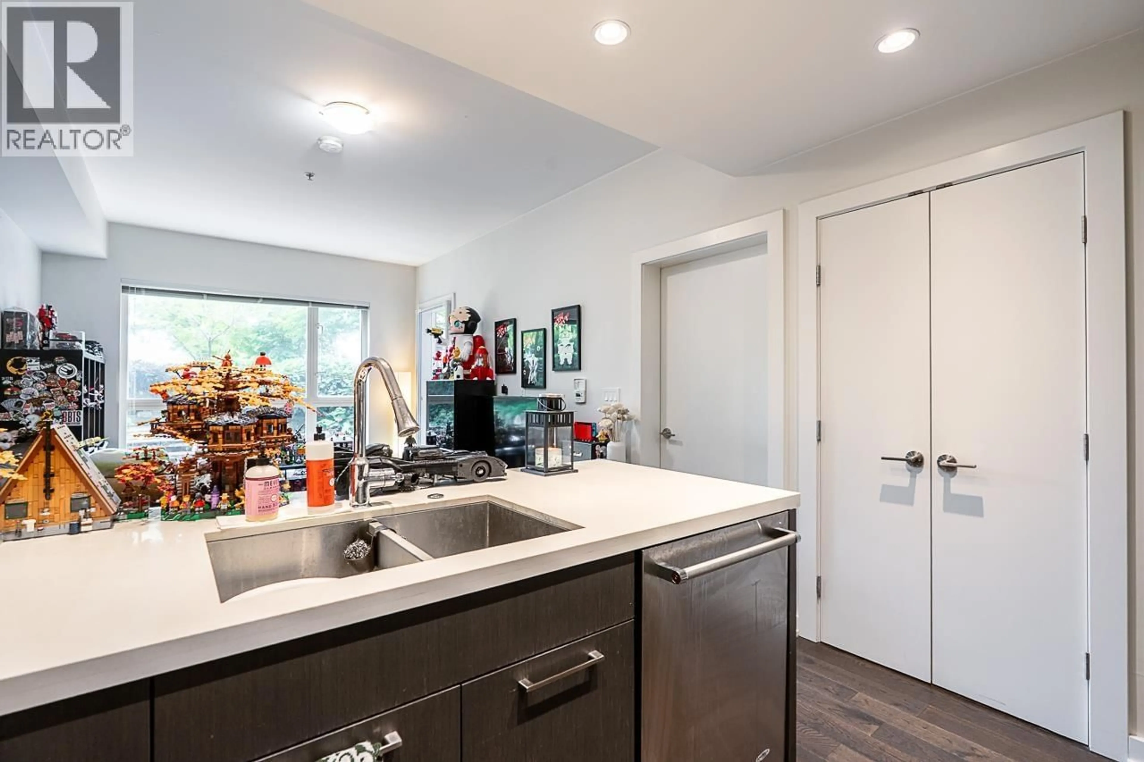 Open concept kitchen, unknown for 137 - 5311 CEDARBRIDGE WAY, Richmond British Columbia V6X0M3