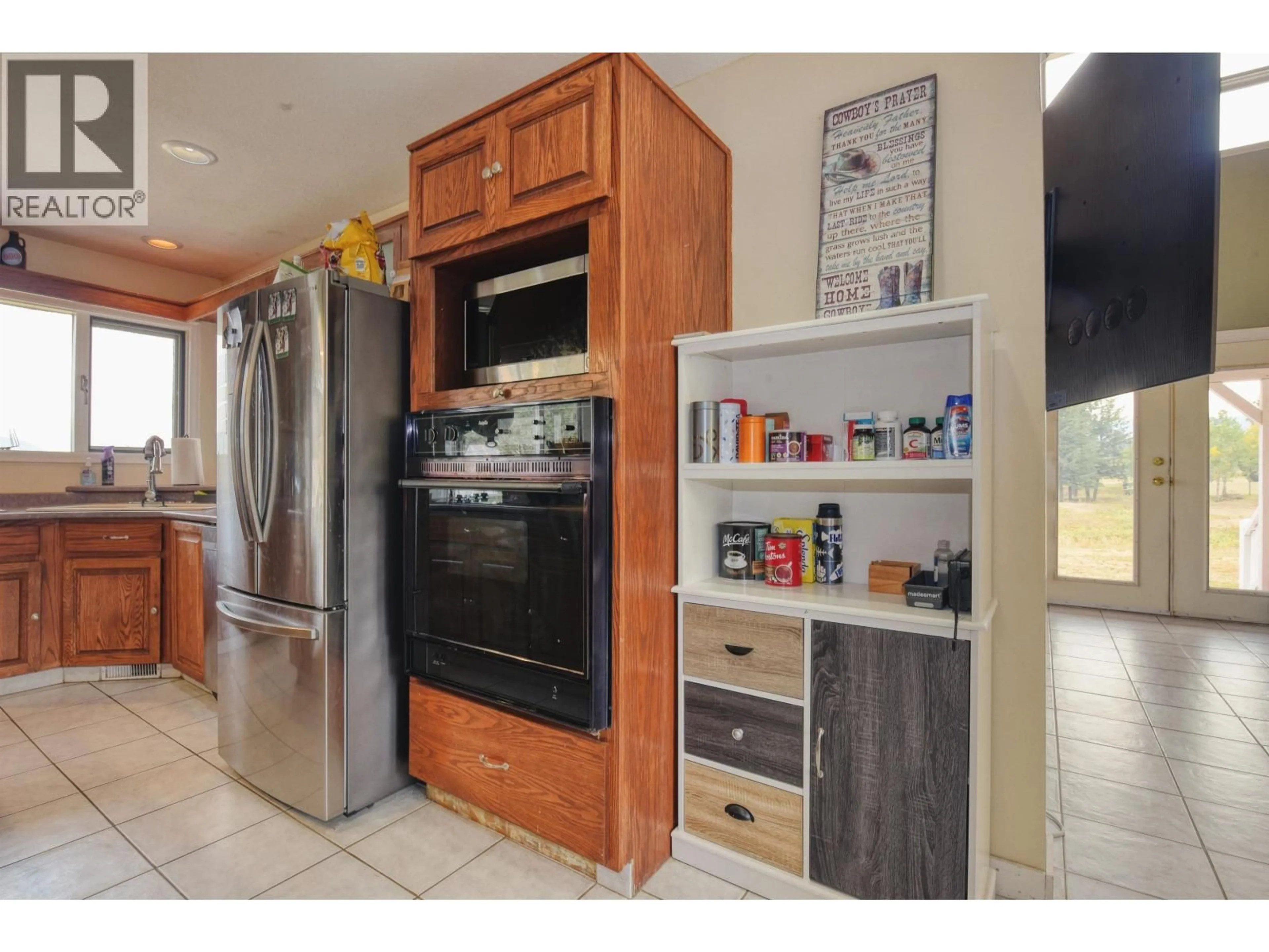 Standard kitchen, ceramic/tile floor for 400 WOODLAND DRIVE, Williams Lake British Columbia V2G4P9