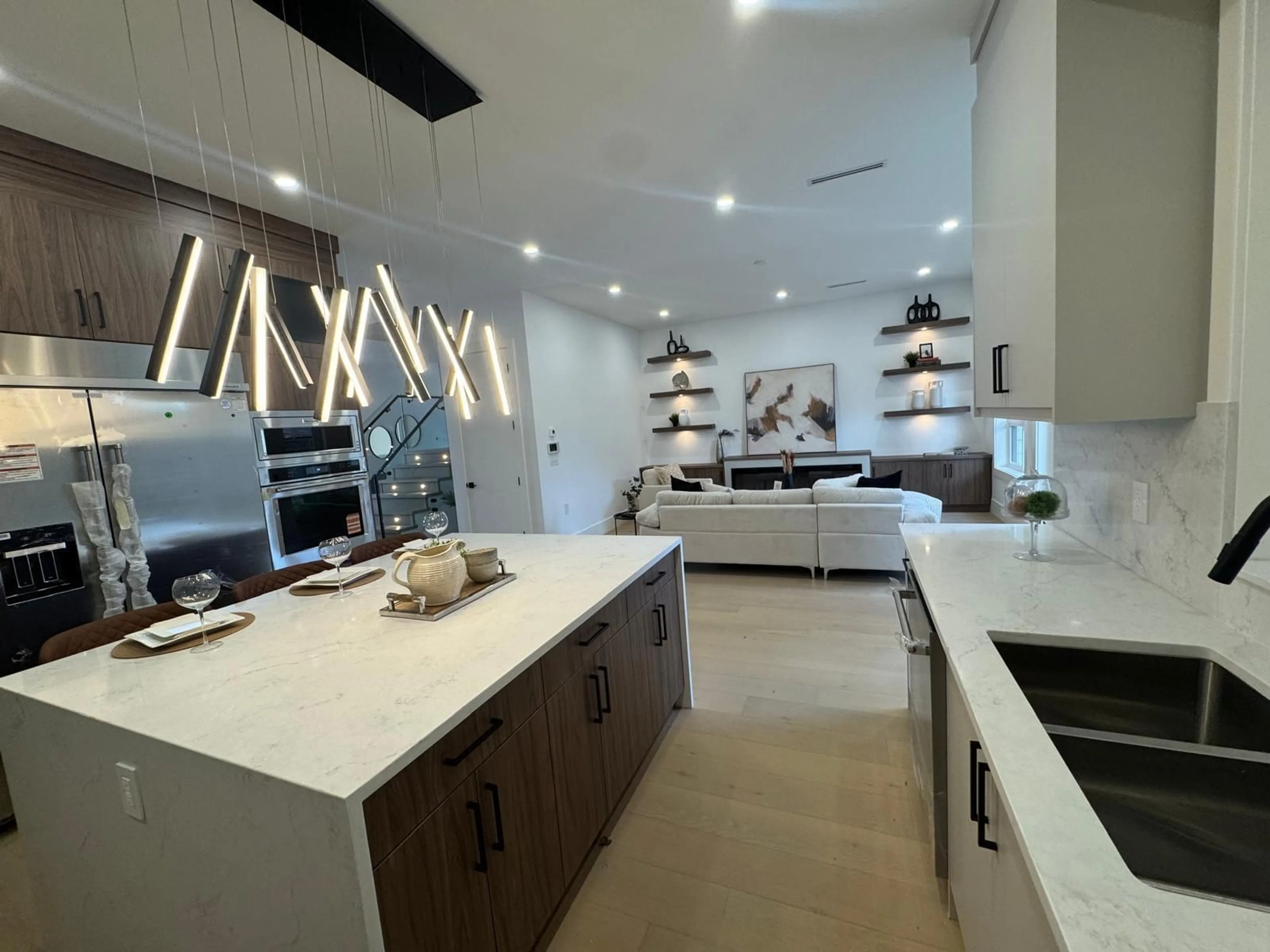 Open concept kitchen, unknown for 14963 20, Surrey British Columbia V4A8E9
