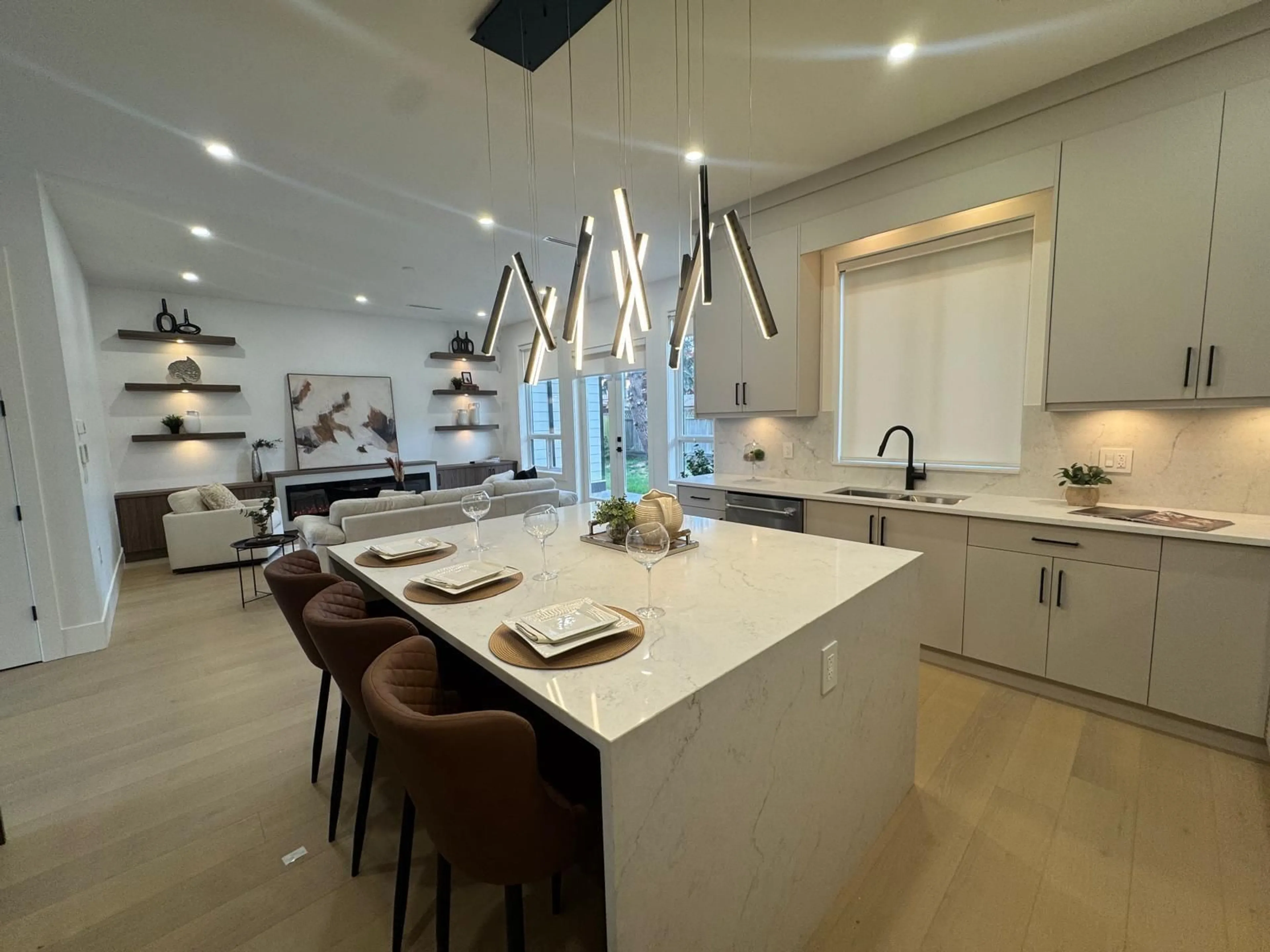 Open concept kitchen, ceramic/tile floor for 14963 20, Surrey British Columbia V4A8E9