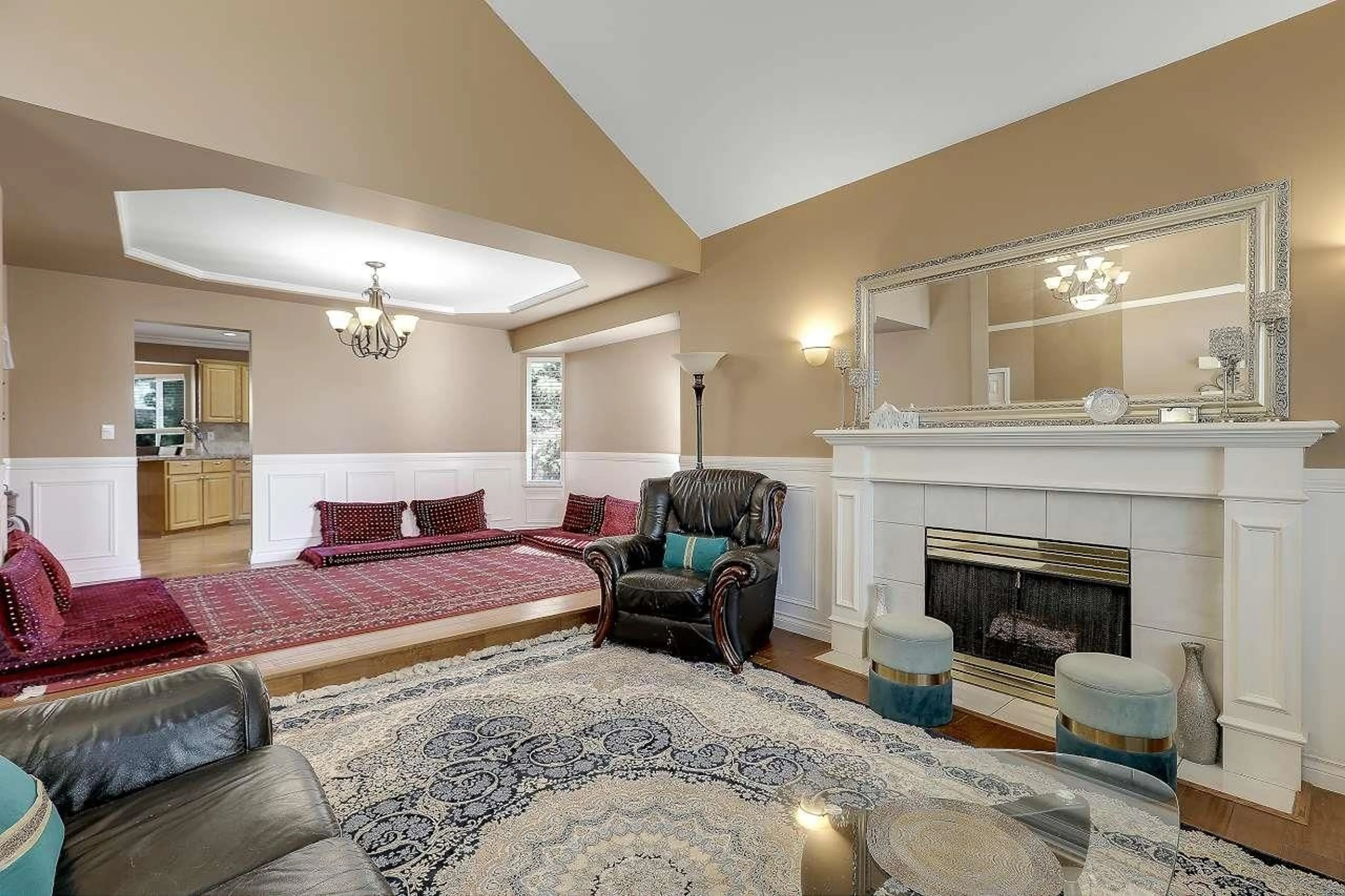 Living room with furniture, unknown for 16095 80, Surrey British Columbia V4N0X1