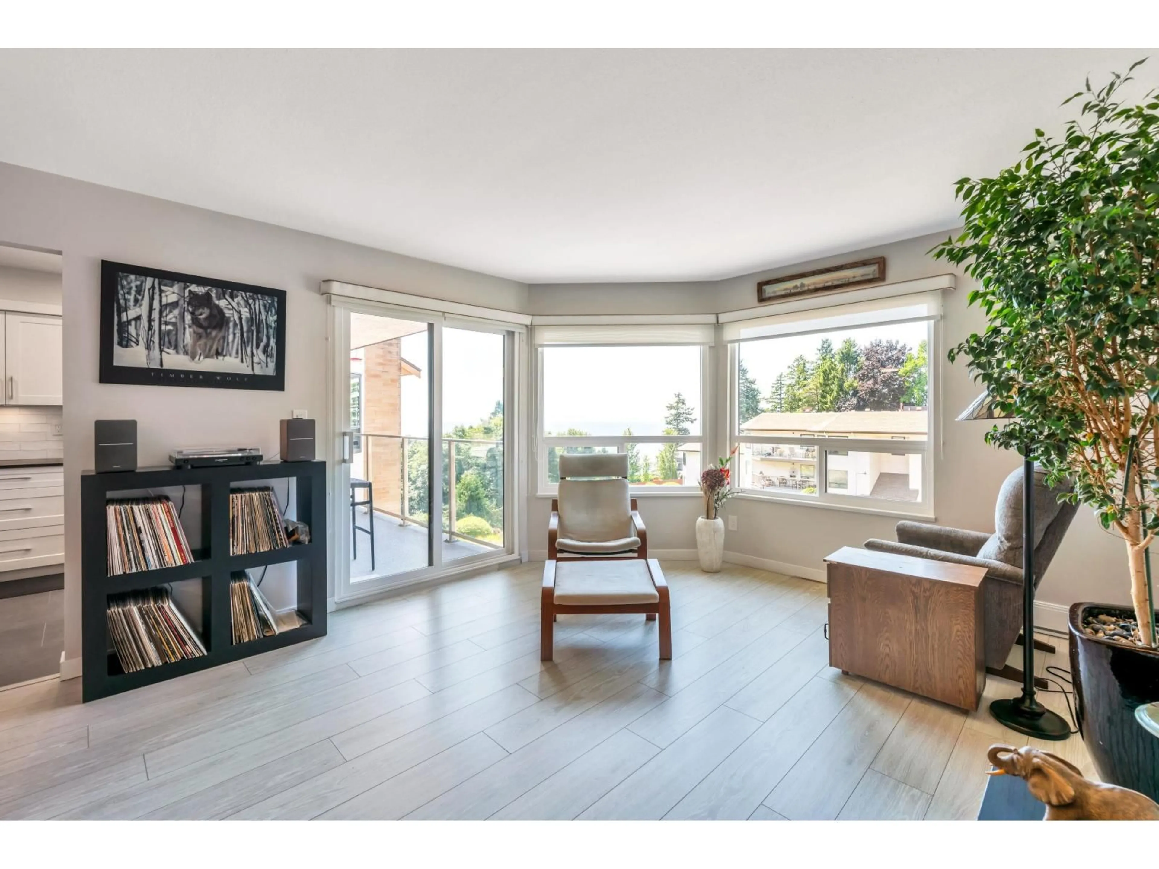 Living room with furniture, wood/laminate floor for 406 - 1350 VIDAL, White Rock British Columbia V4B5G6