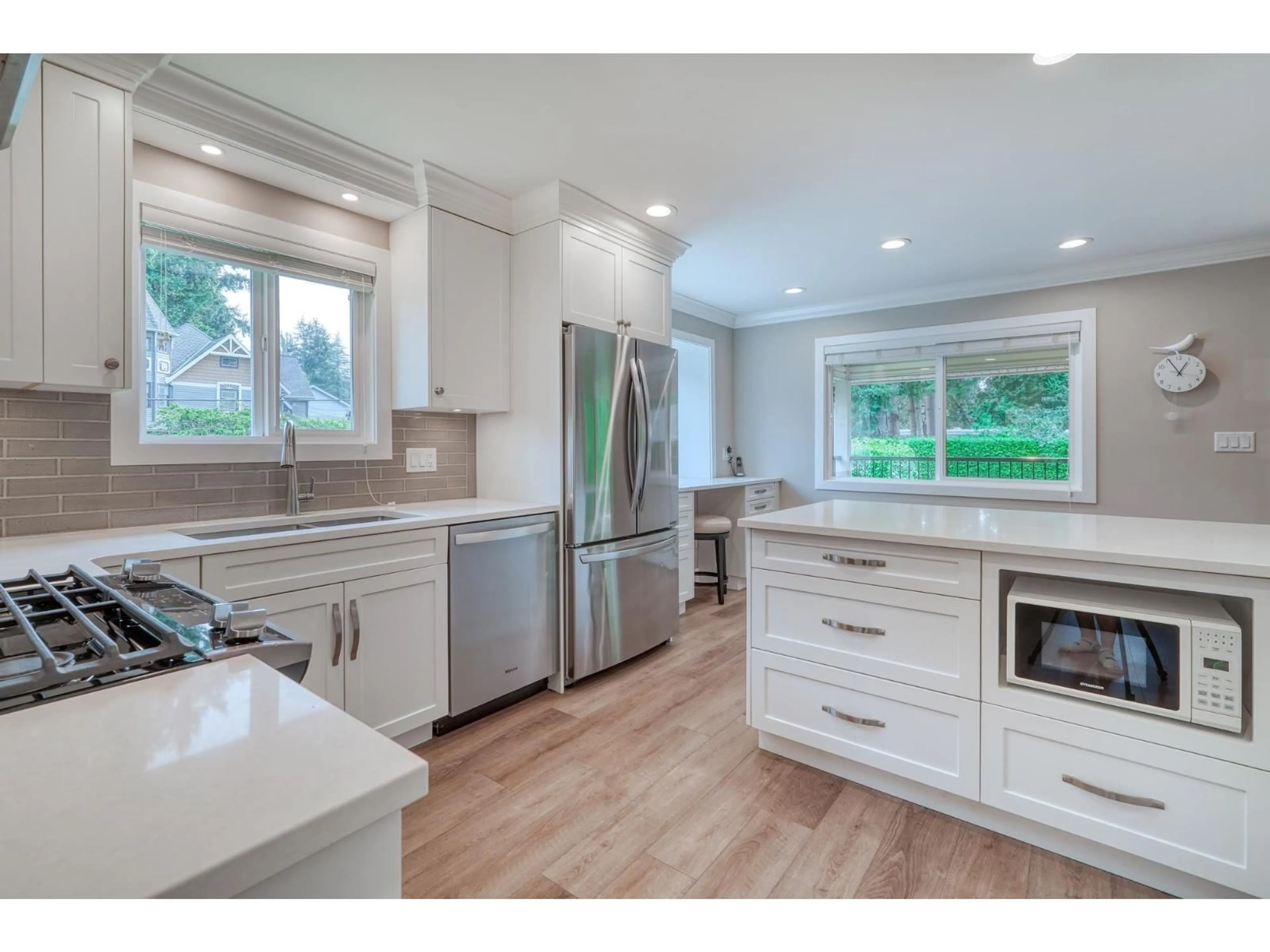 Open concept kitchen, wood/laminate floor for 12590 27, Surrey British Columbia V4A2M7
