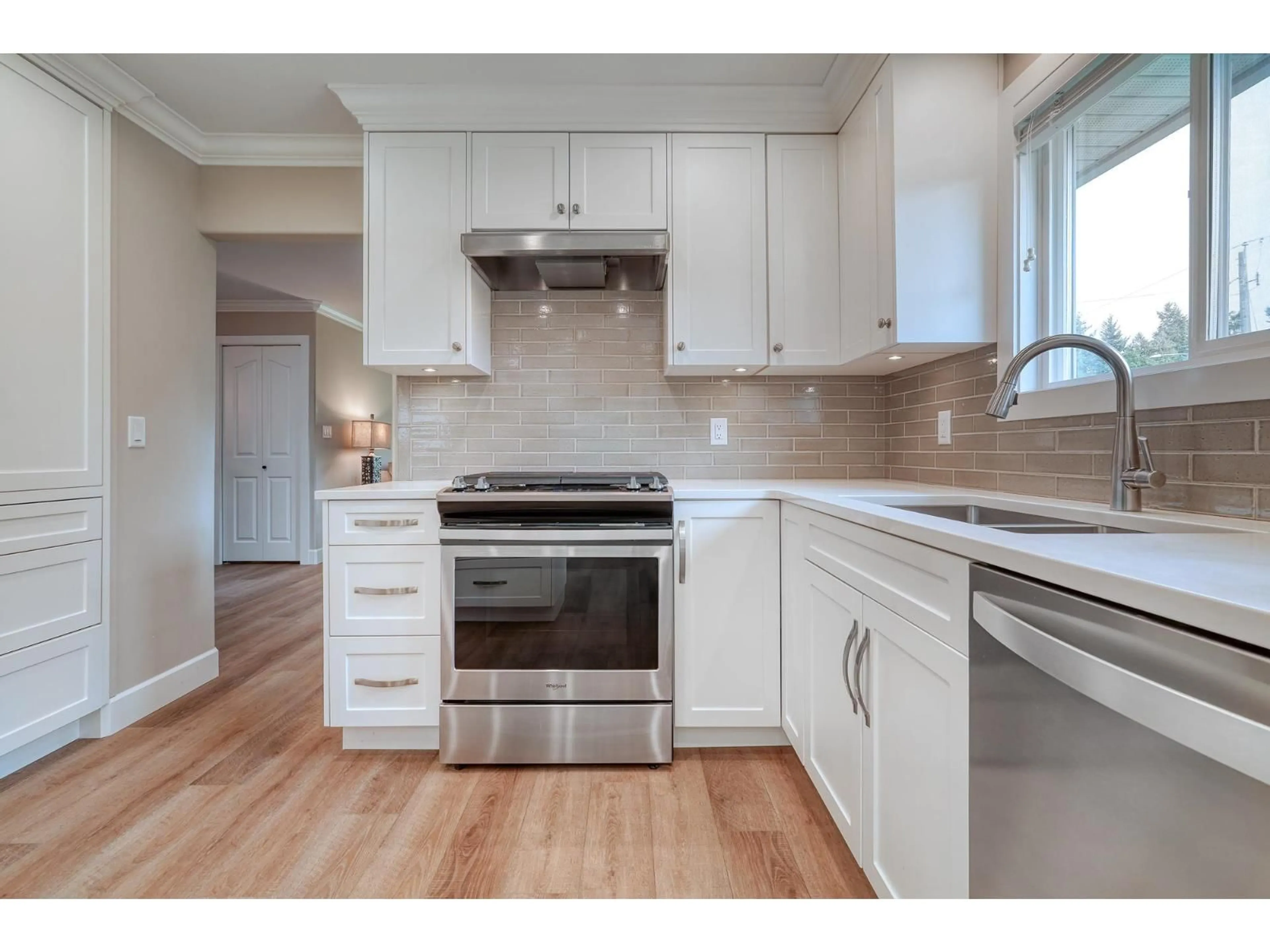Open concept kitchen, wood/laminate floor for 12590 27, Surrey British Columbia V4A2M7