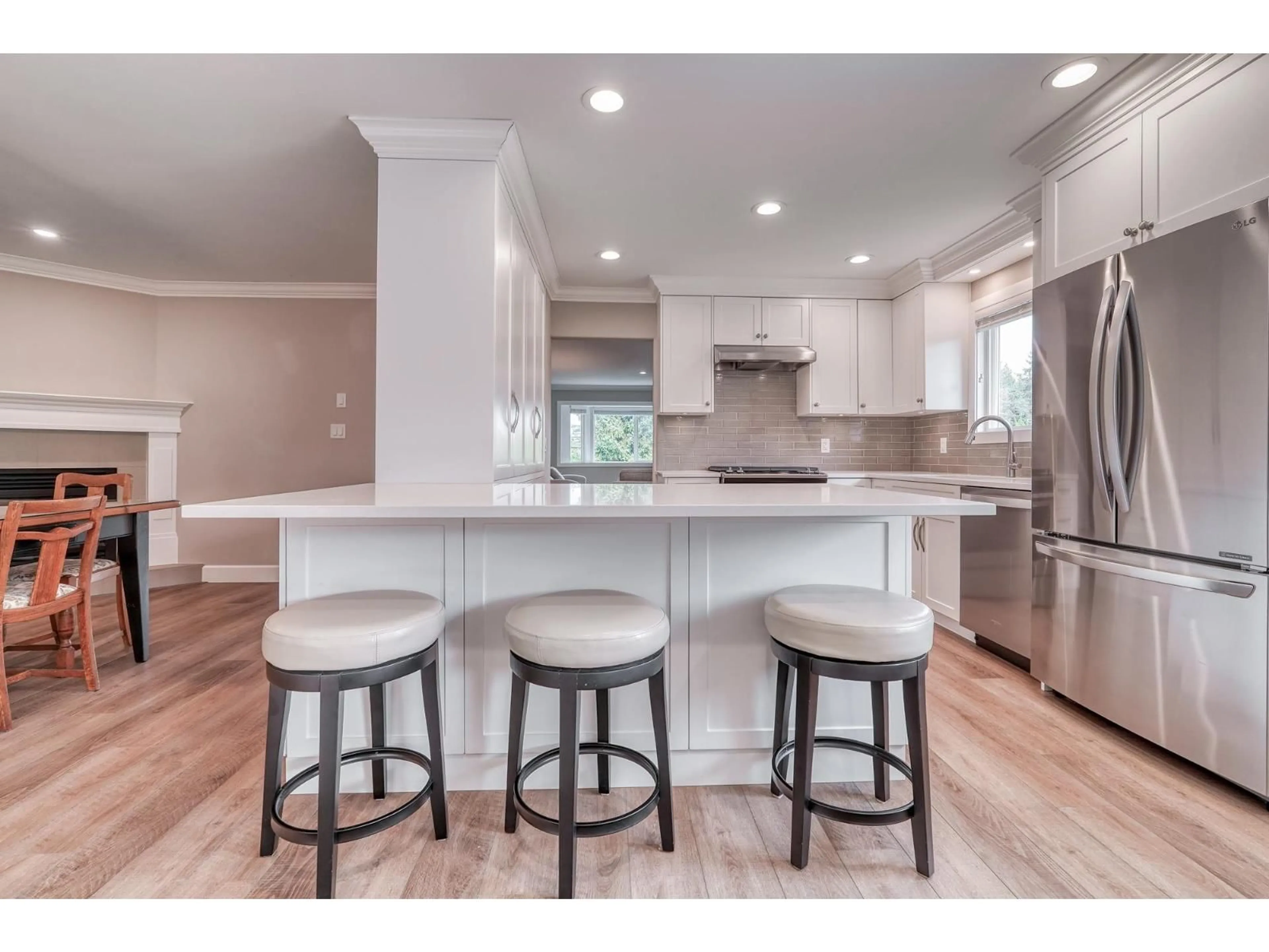 Open concept kitchen, unknown for 12590 27, Surrey British Columbia V4A2M7
