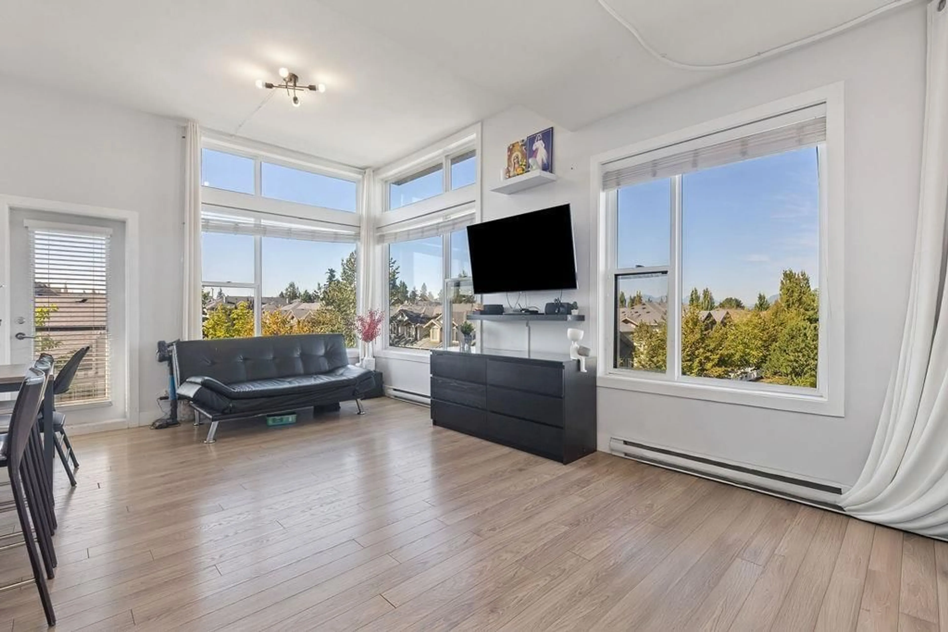 Living room with furniture, unknown for 410 - 15956 86A, Surrey British Columbia V4N6N8