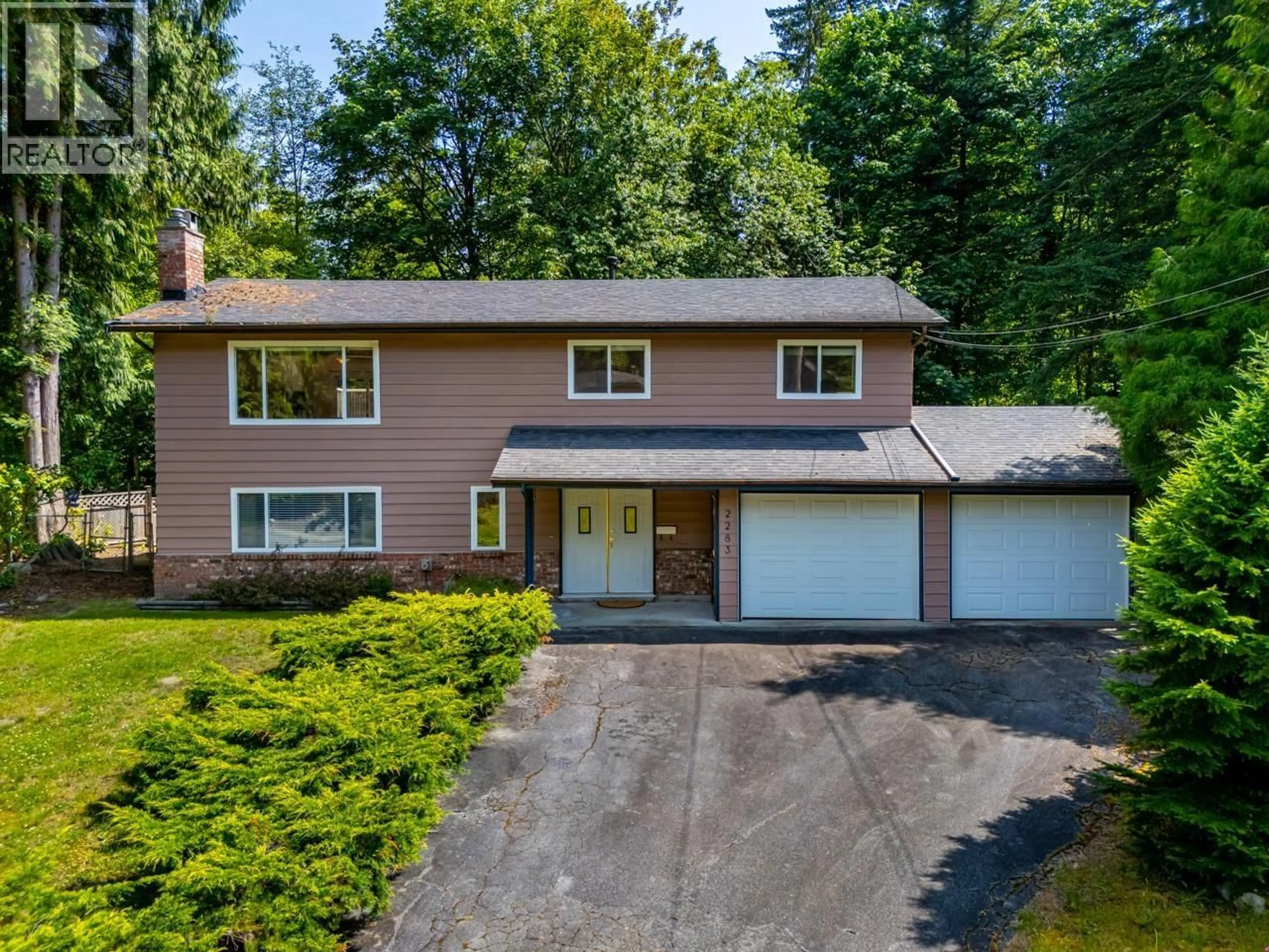 A pic from outside/outdoor area/front of a property/back of a property/a pic from drone, street for 2283 PARK CRESCENT, Coquitlam British Columbia V3J6T3