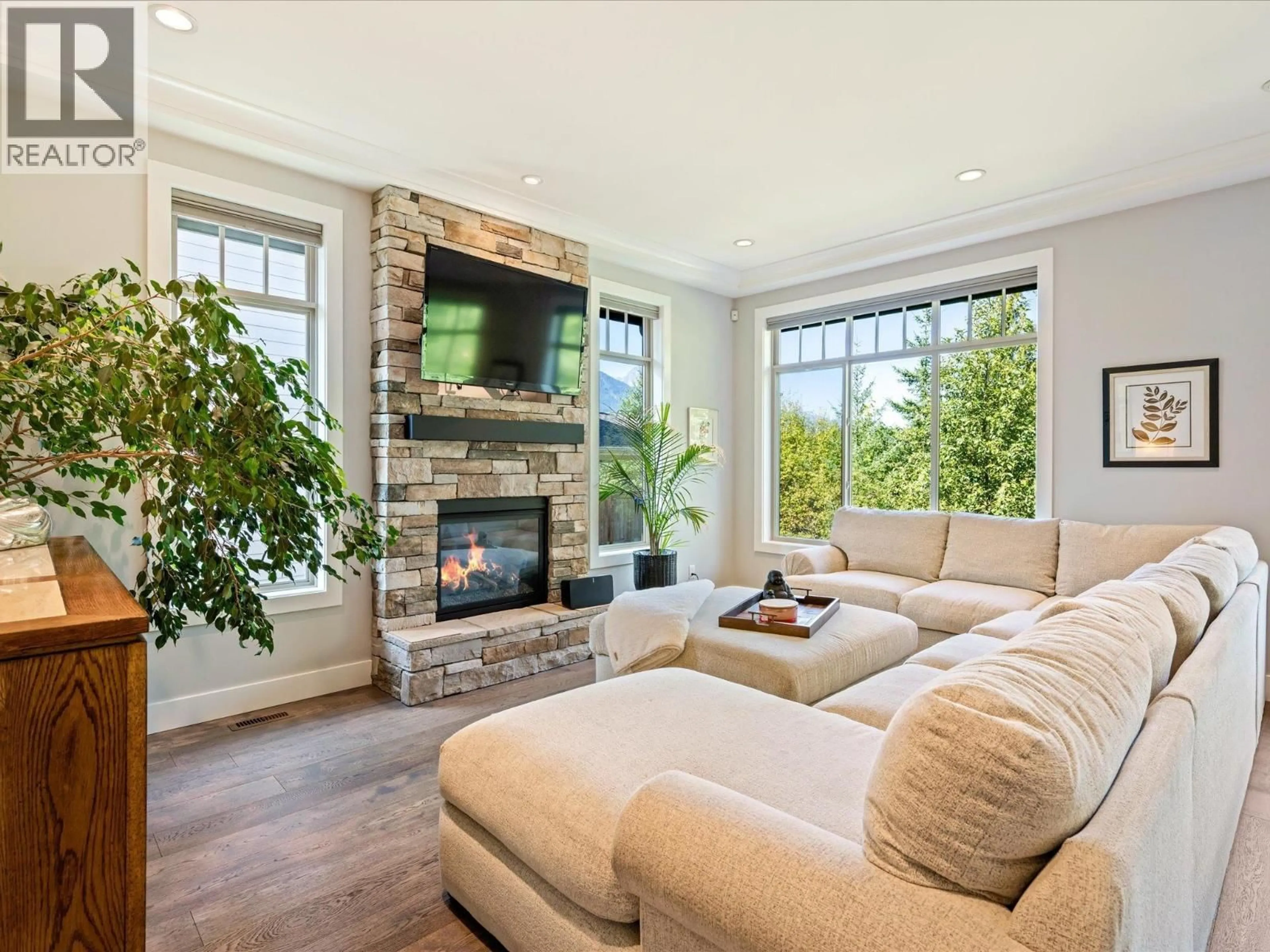 Living room with furniture, unknown for 40885 THE CRESCENT, Squamish British Columbia V8B0R9