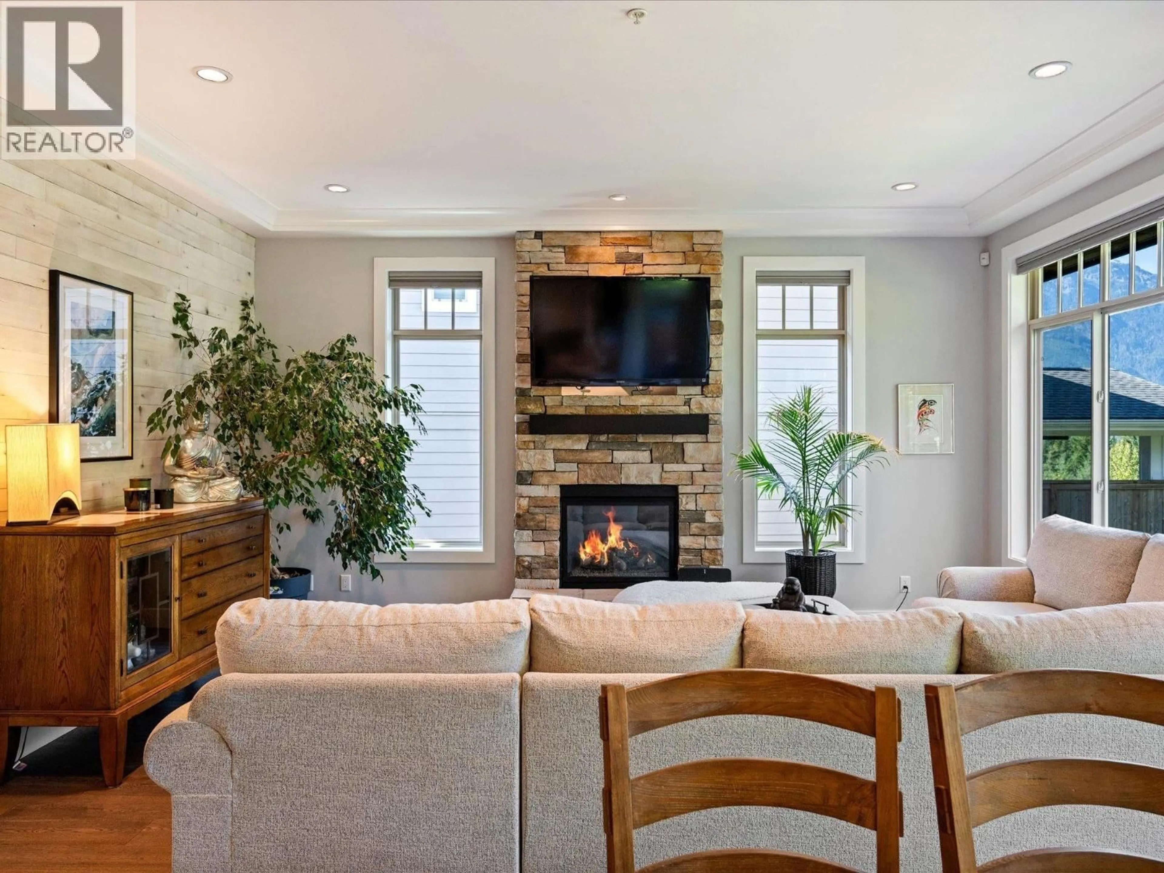 Living room with furniture, unknown for 40885 THE CRESCENT, Squamish British Columbia V8B0R9