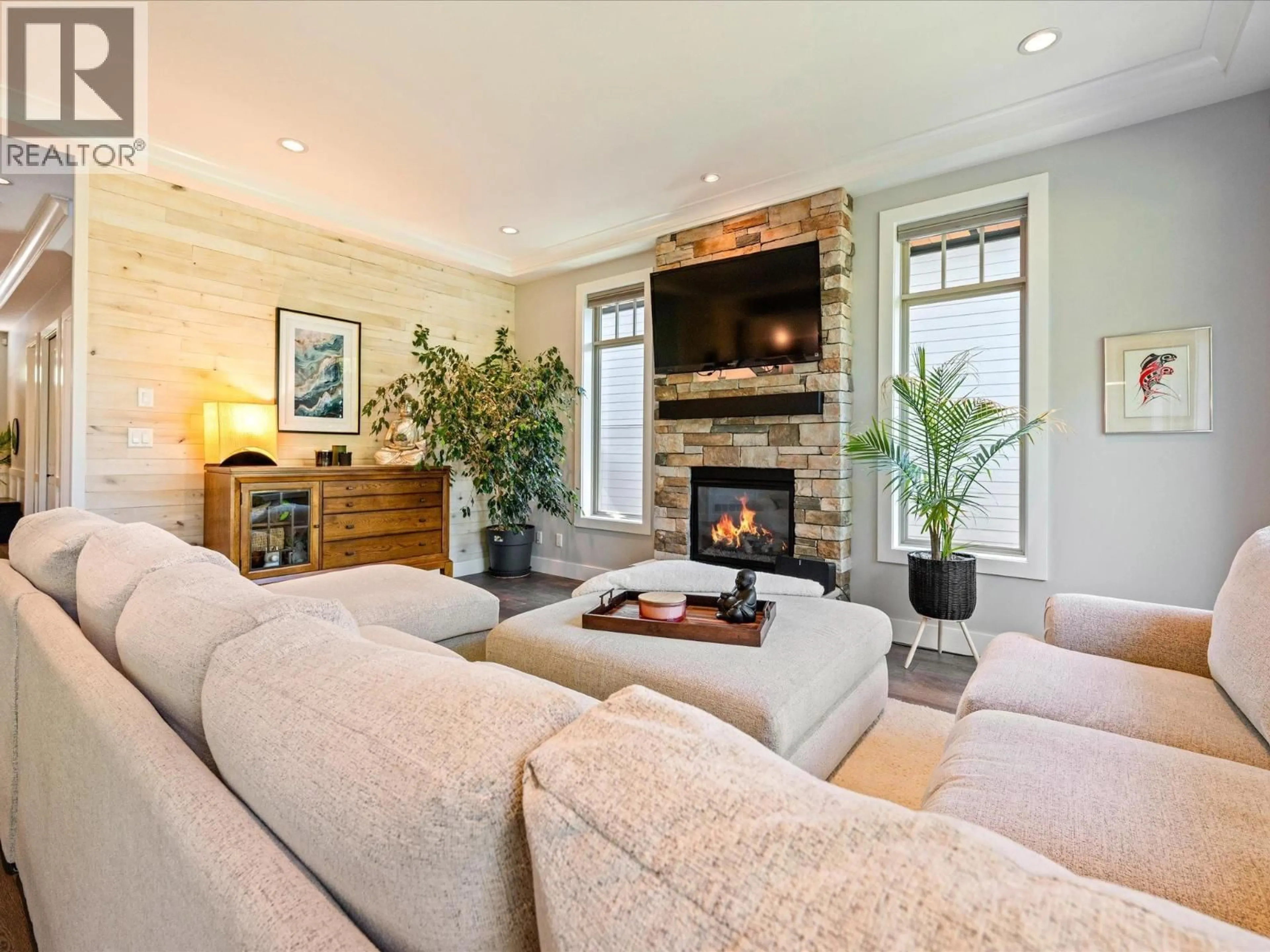 Living room with furniture, unknown for 40885 THE CRESCENT, Squamish British Columbia V8B0R9
