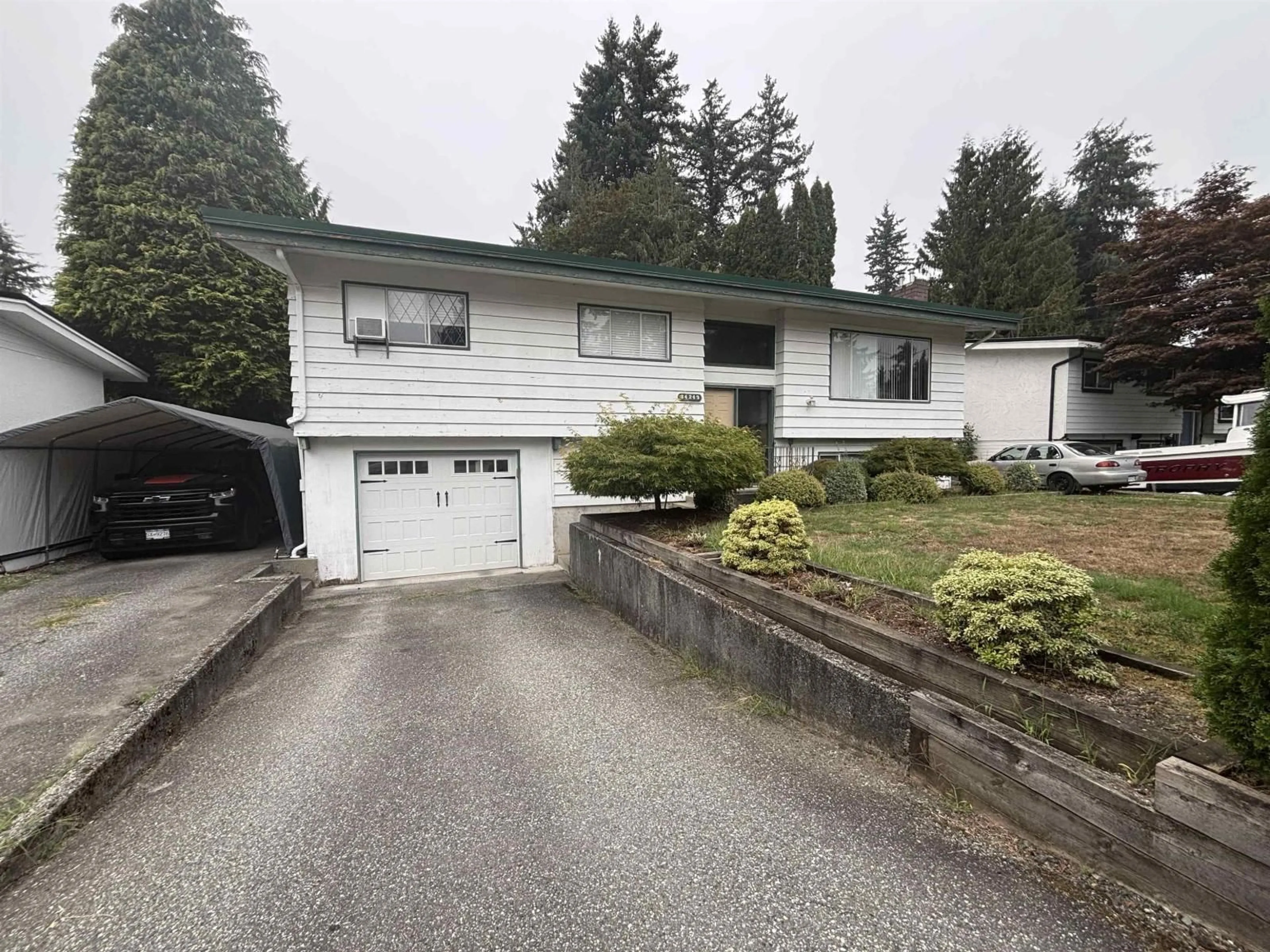 Home with vinyl exterior material, street for 34243 REDWOOD, Abbotsford British Columbia V2S2T6