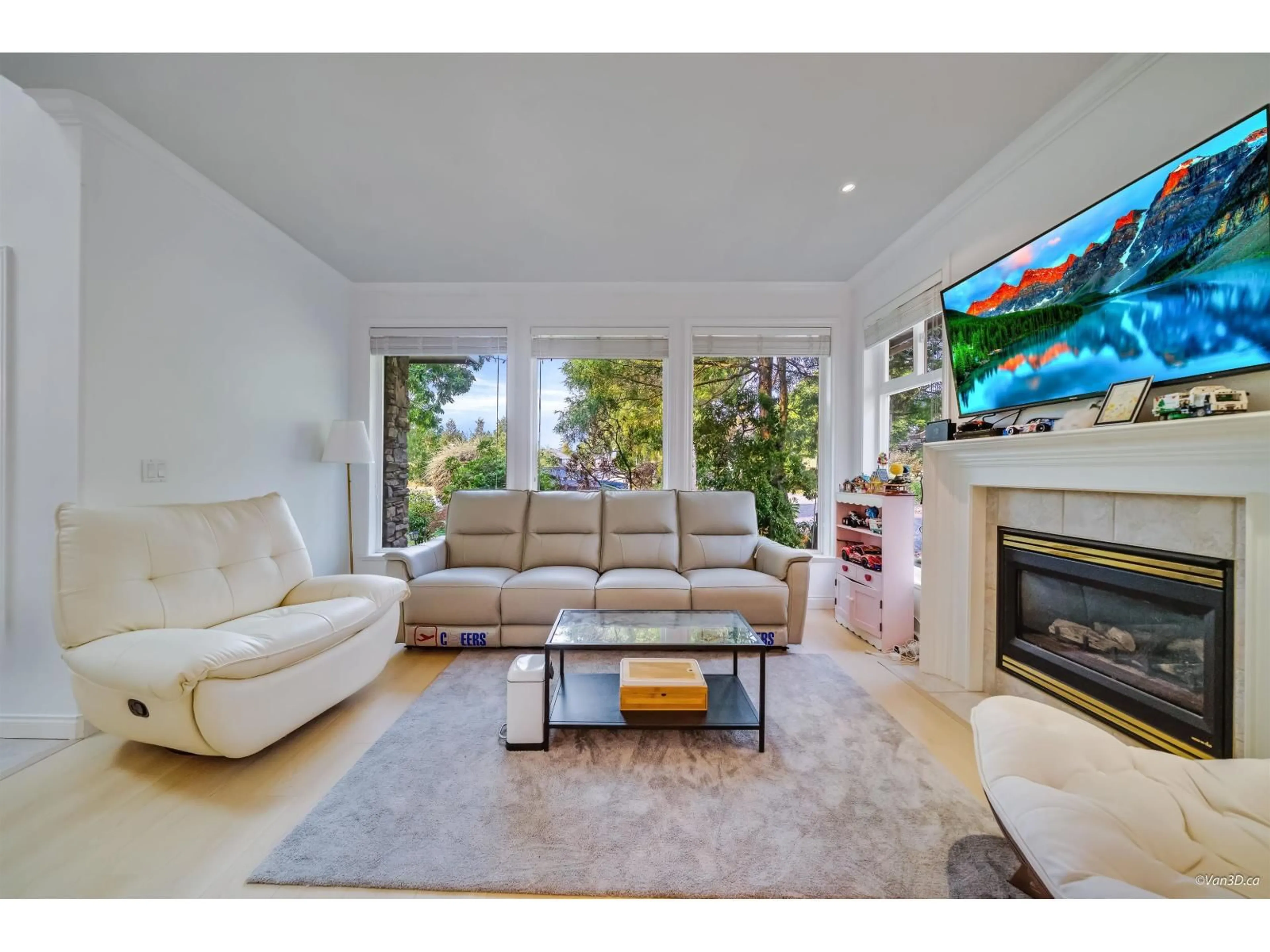 Living room with furniture, unknown for 14946 22A, Surrey British Columbia V4A9X3