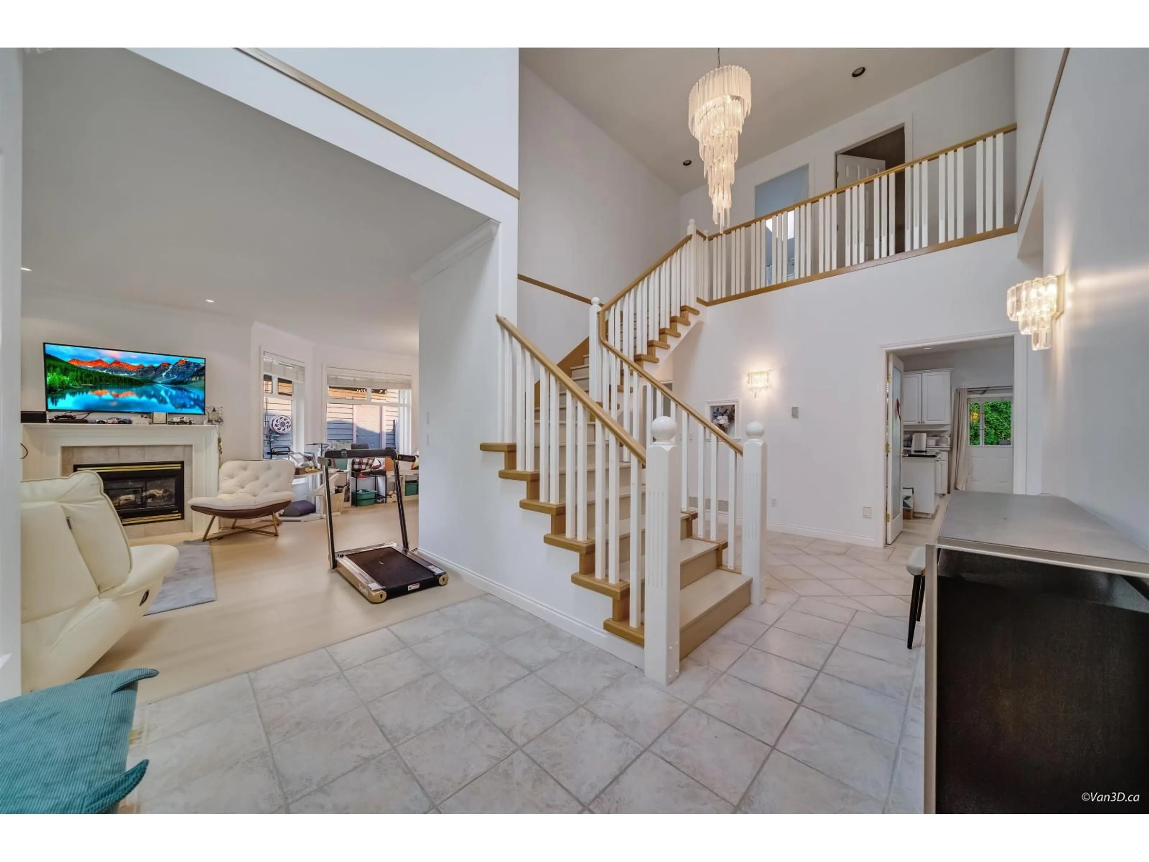 Indoor foyer for 14946 22A, Surrey British Columbia V4A9X3