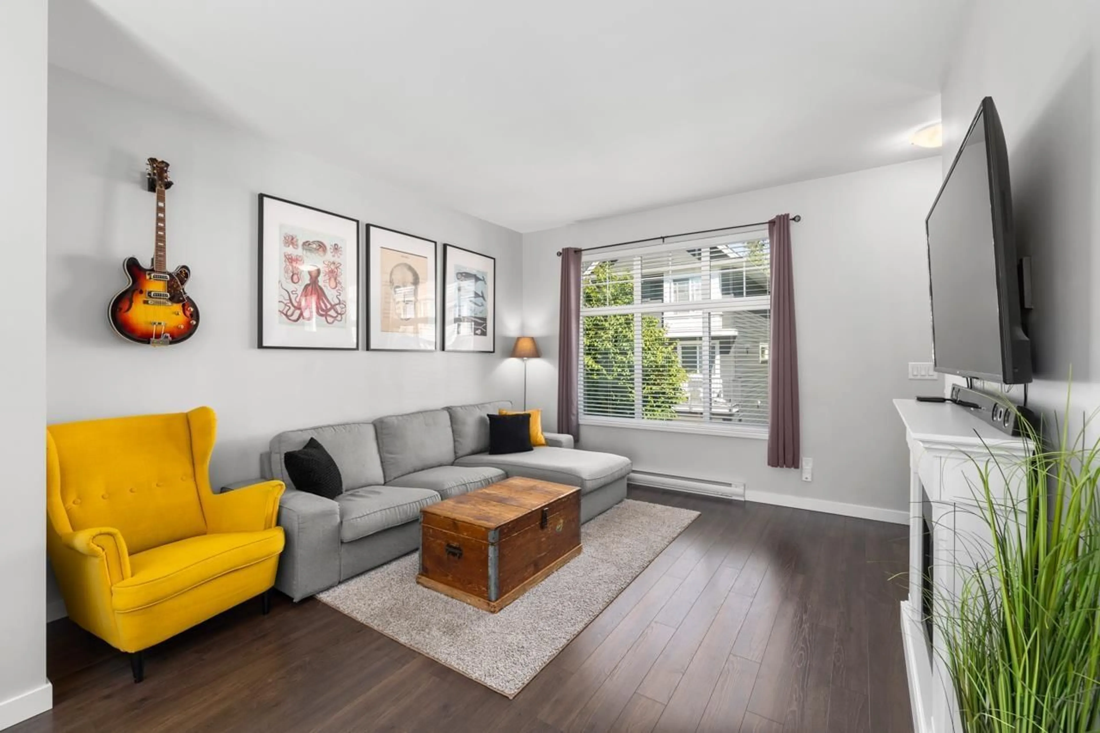 Living room with furniture, wood/laminate floor for 9 - 16323 15, Surrey British Columbia V4A0C5