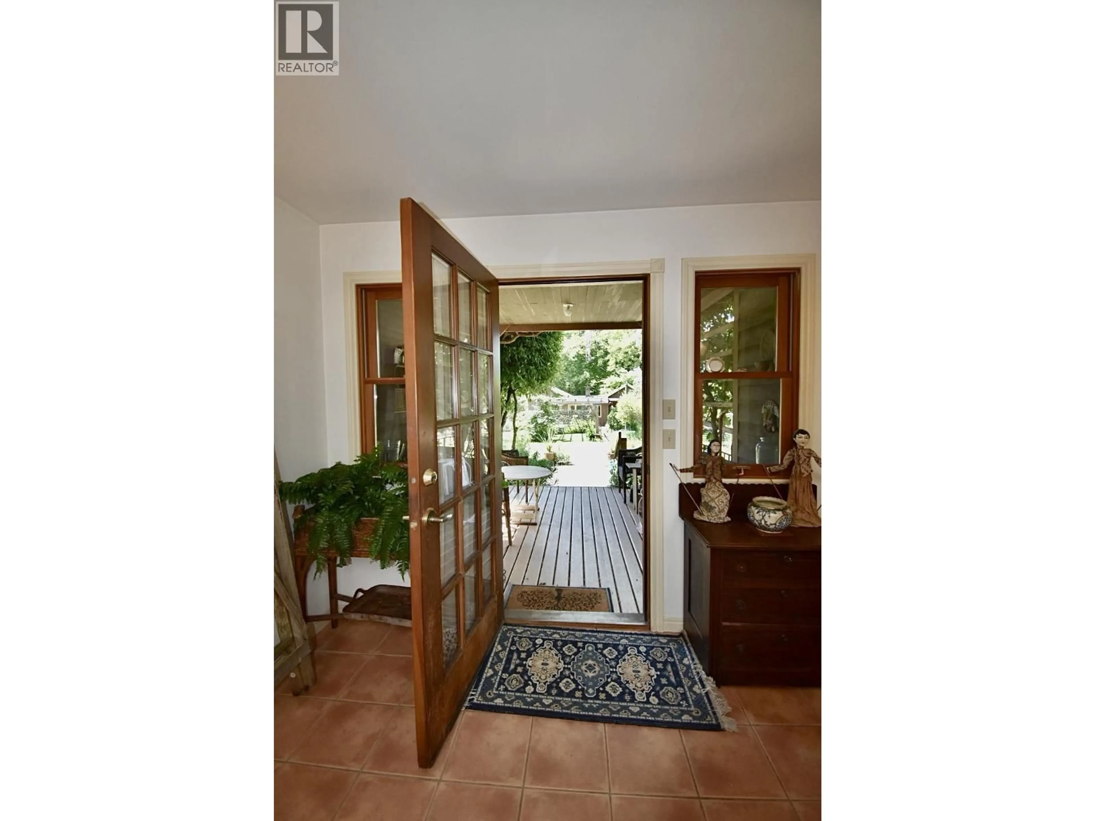 Indoor entryway for 8084 REDROOFFS ROAD, Halfmoon Bay British Columbia V7Z1C7