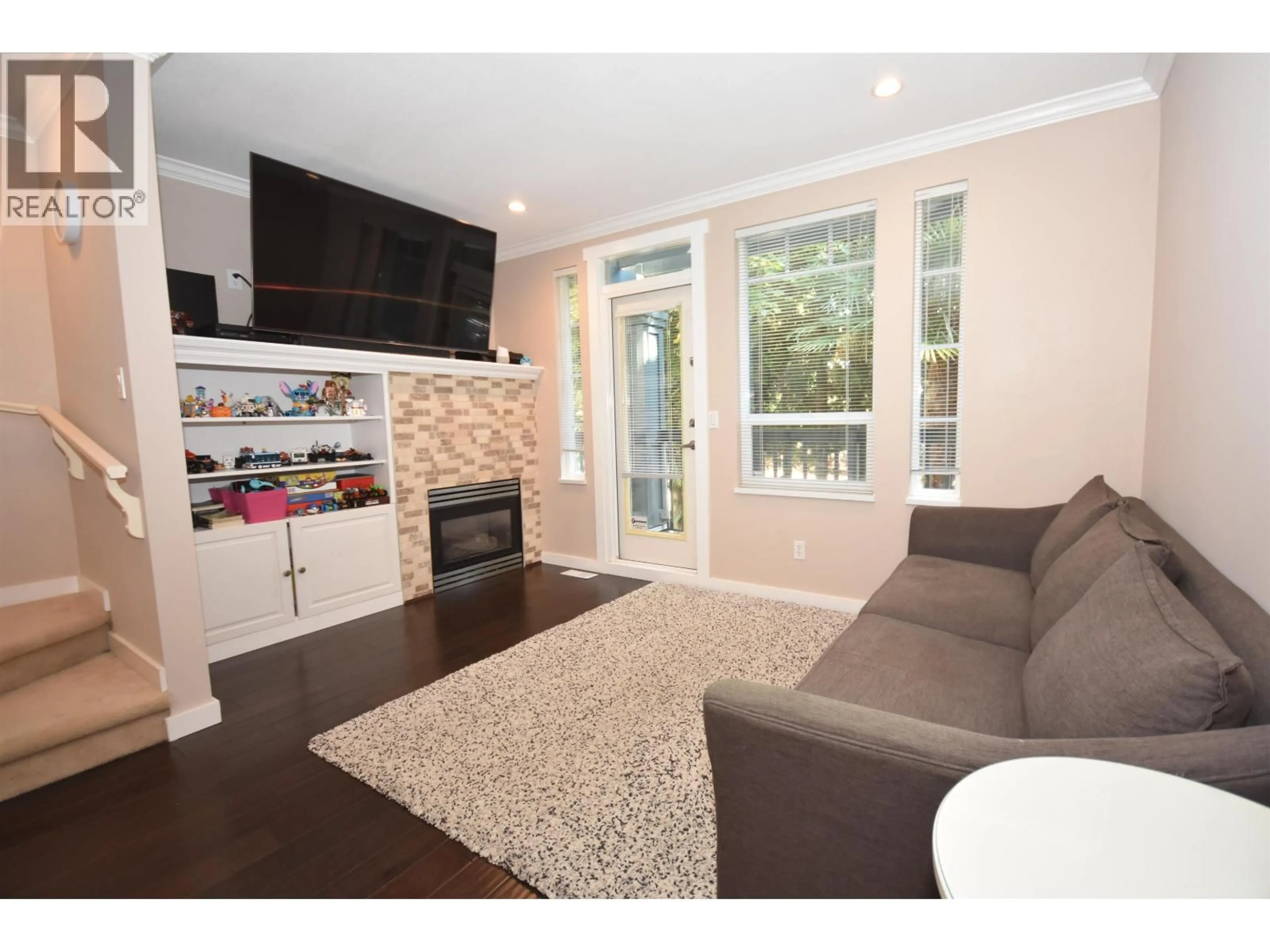 Living room with furniture, wood/laminate floor for 6 - 4787 57 STREET, Delta British Columbia V4K4C7