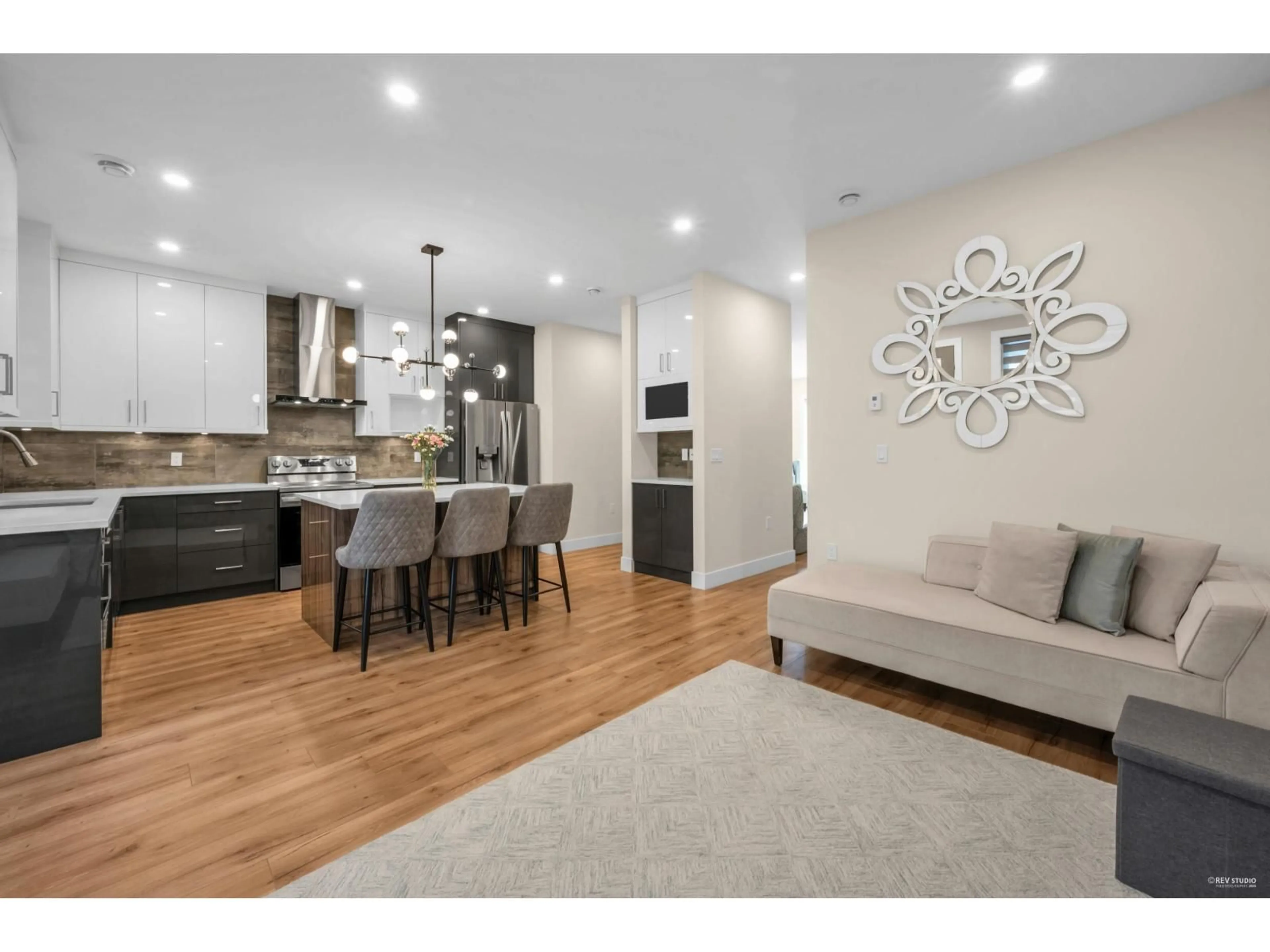 Open concept kitchen, wood/laminate floor for 12839 59, Surrey British Columbia V3X1T3