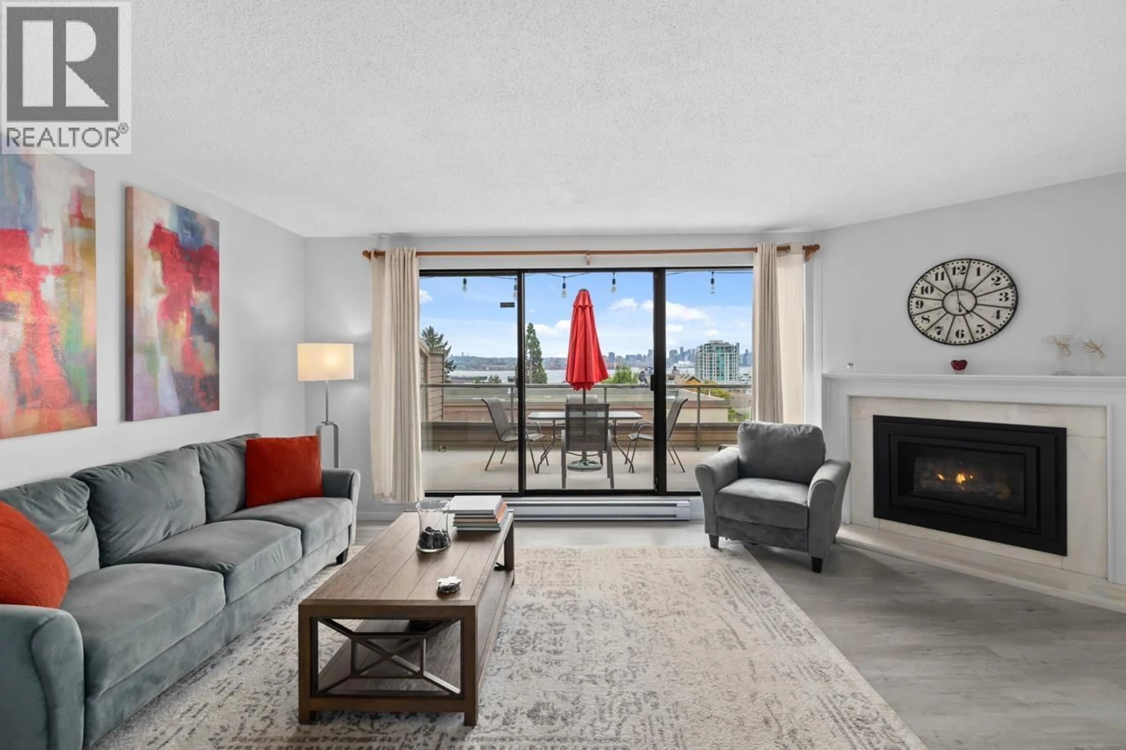 Living room with furniture, unknown for 19 - 220 4TH STREET, North Vancouver British Columbia V7L1H9