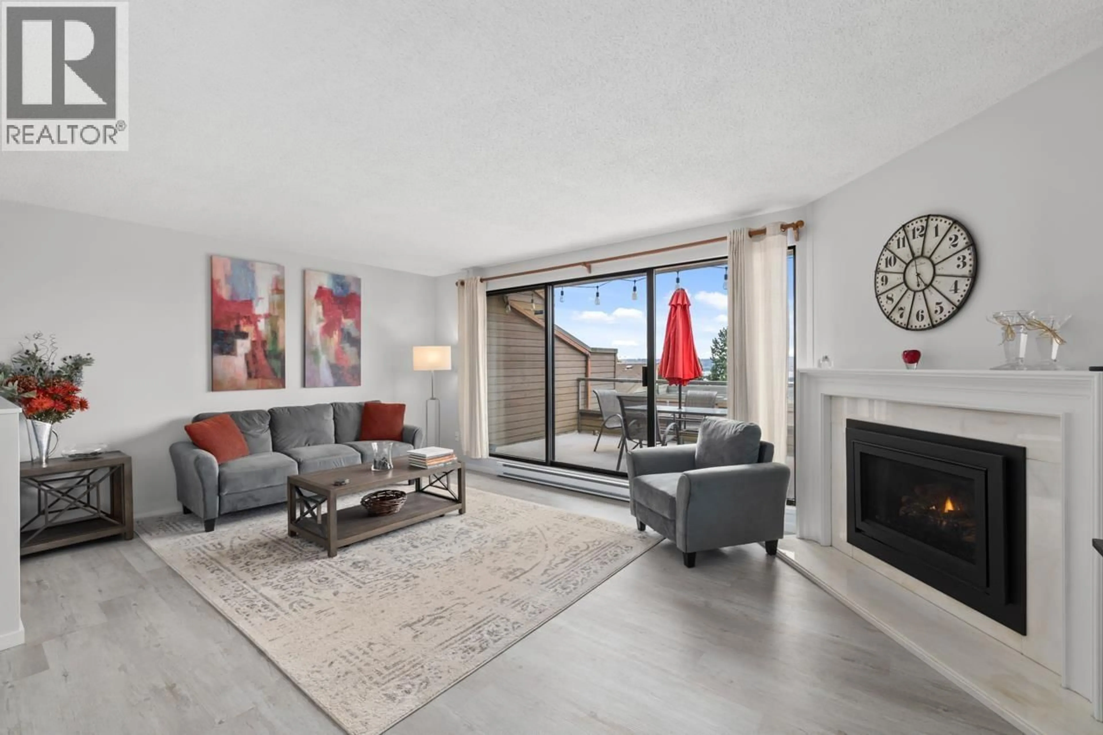 Living room with furniture, unknown for 19 - 220 4TH STREET, North Vancouver British Columbia V7L1H9