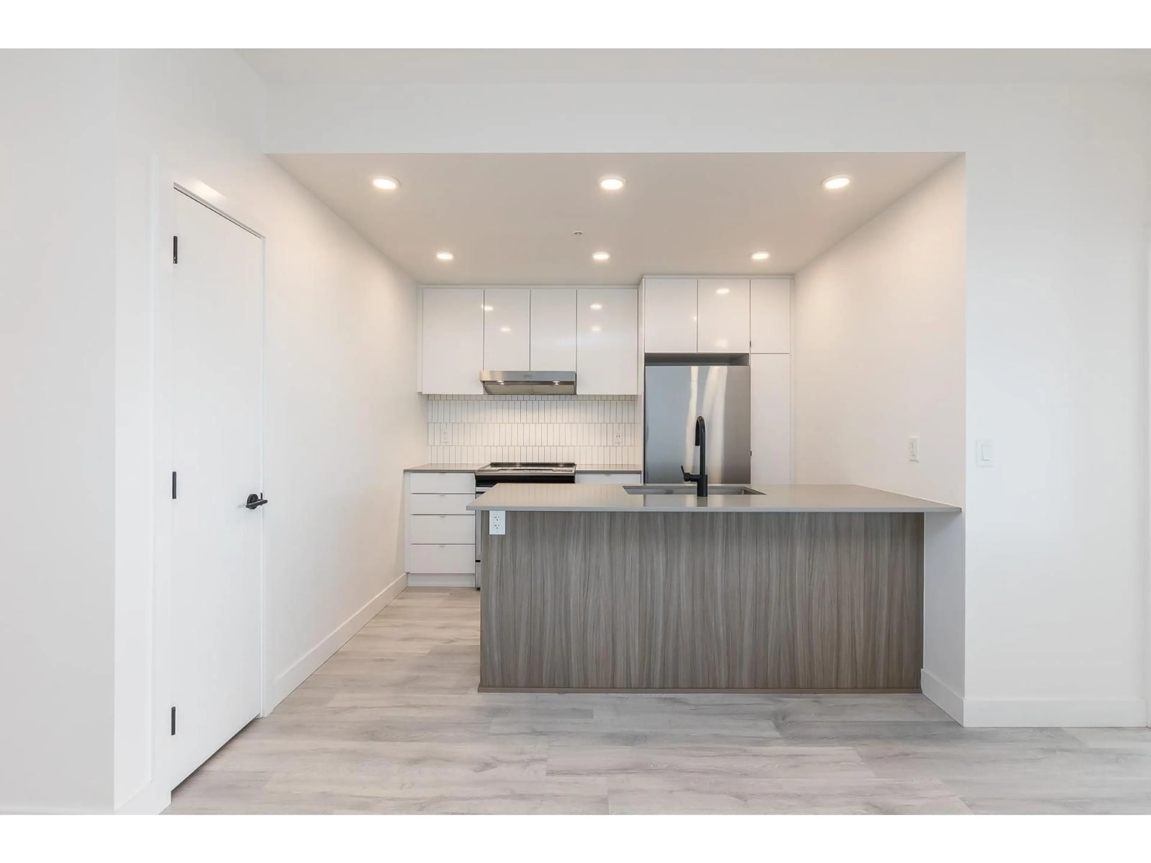 Open concept kitchen, unknown for 606 - 32828 LANDEAU, Abbotsford British Columbia V2S0M4