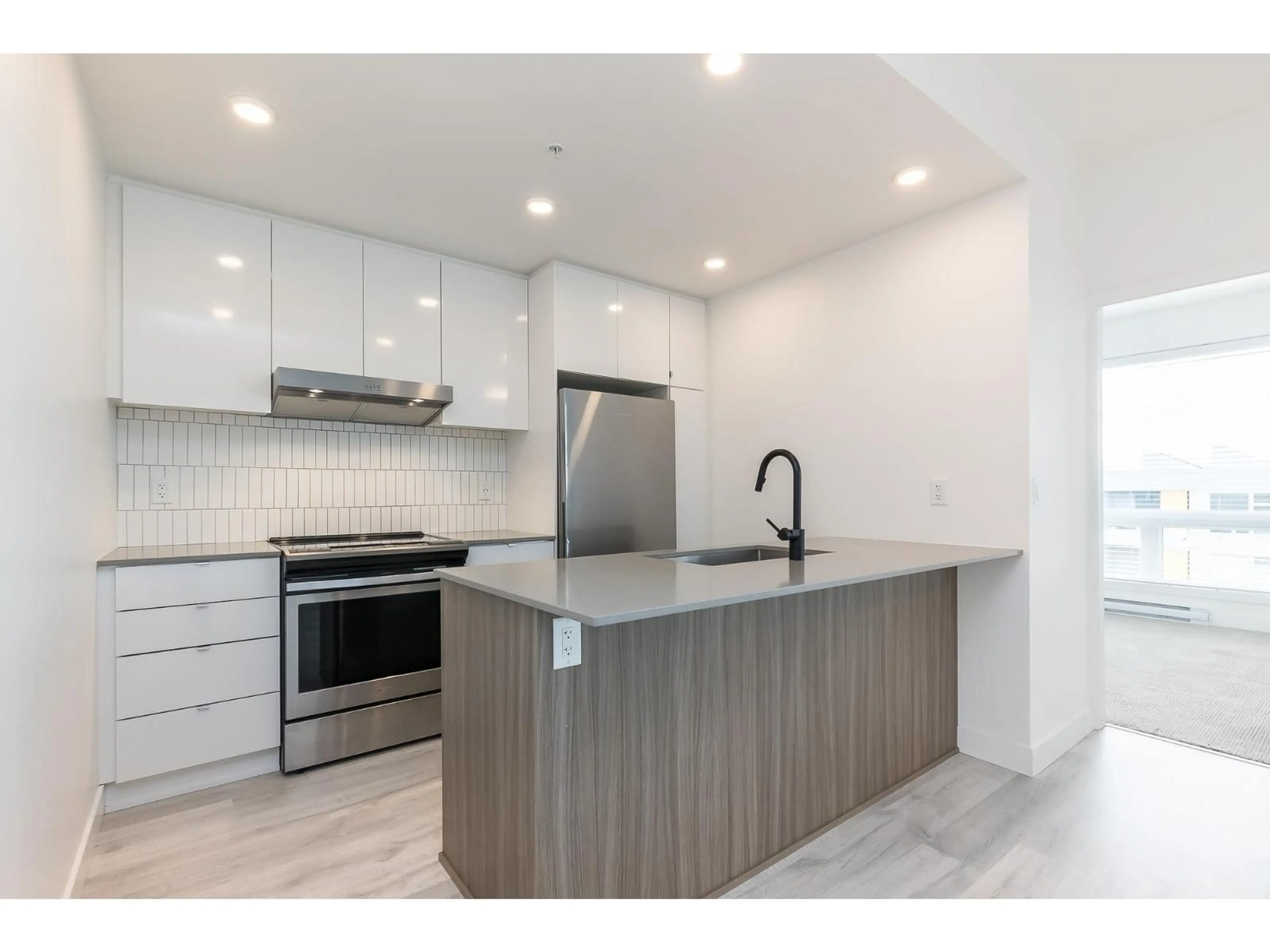 Open concept kitchen, unknown for 606 - 32828 LANDEAU, Abbotsford British Columbia V2S0M4