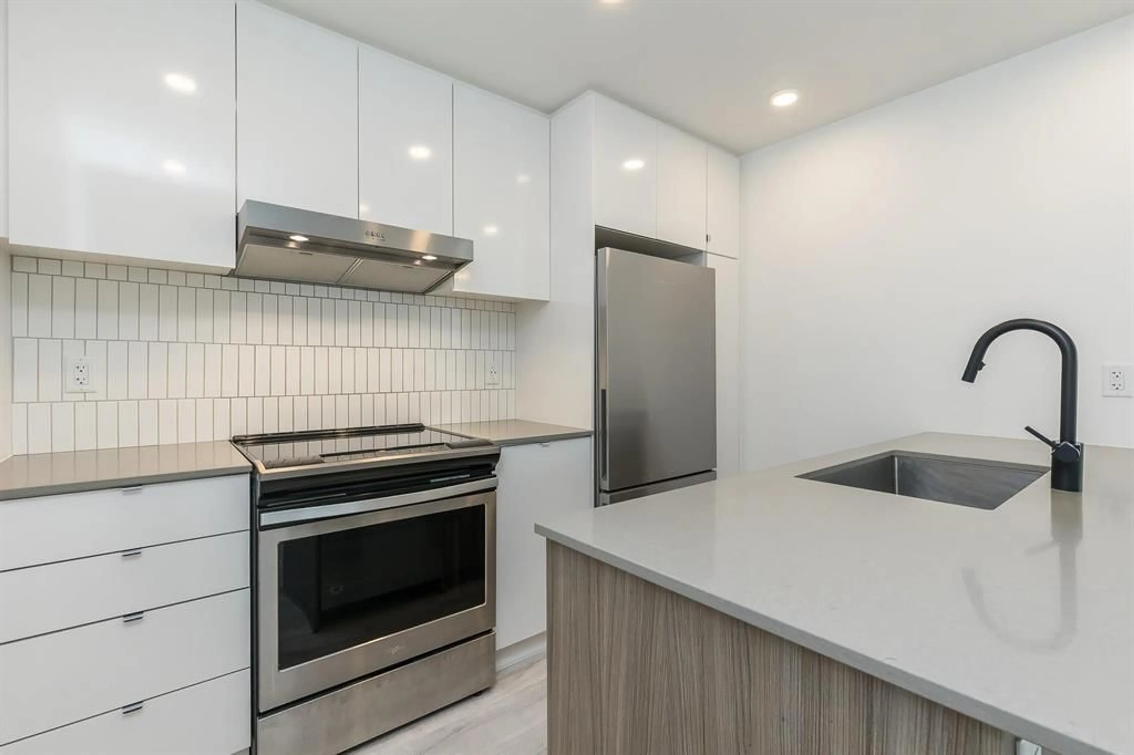 Standard kitchen, unknown for 606 - 32828 LANDEAU, Abbotsford British Columbia V2S0M4