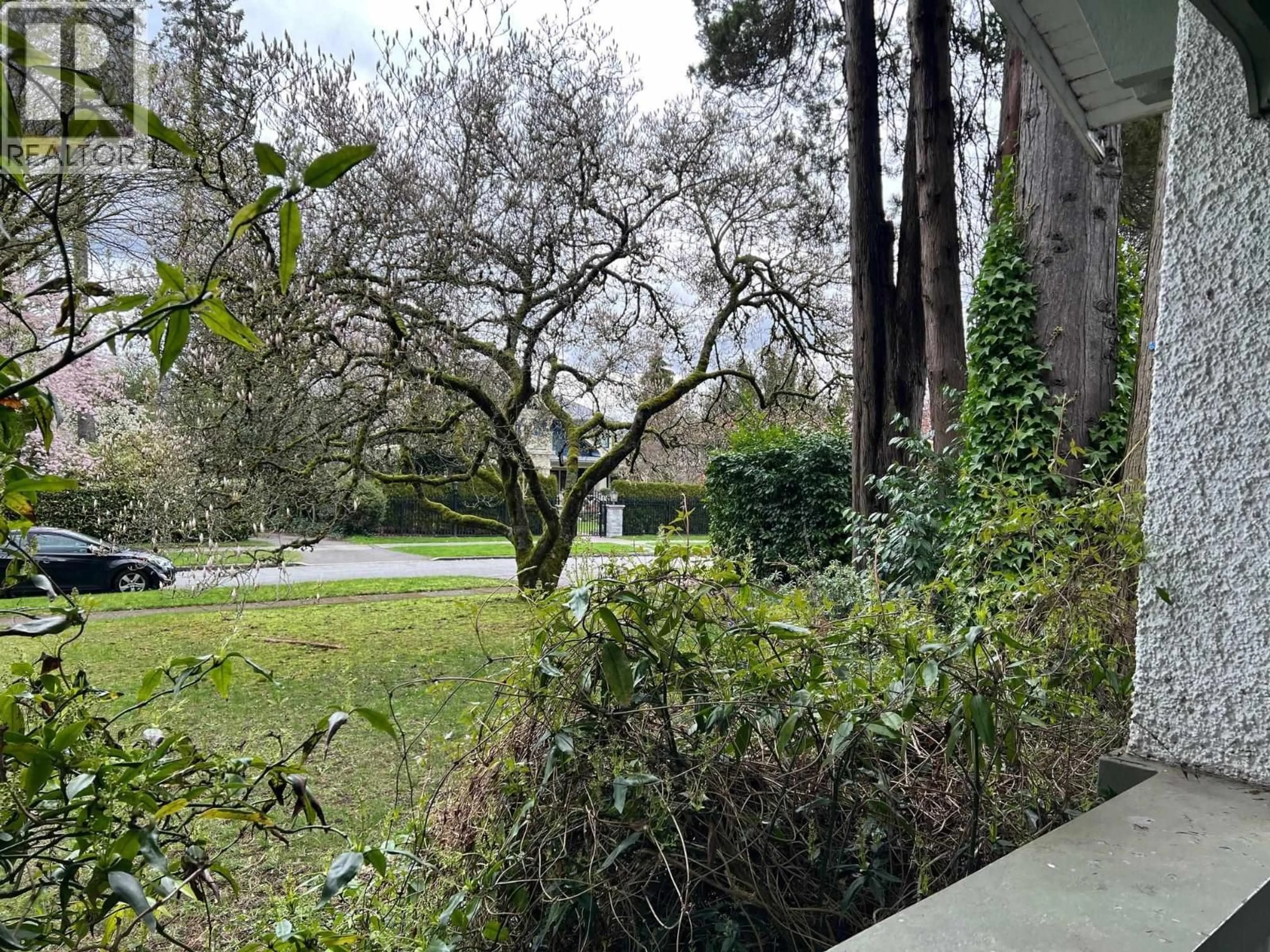 A pic from outside/outdoor area/front of a property/back of a property/a pic from drone, forest/trees view for 1384 32ND AVENUE, Vancouver British Columbia V6H2J3